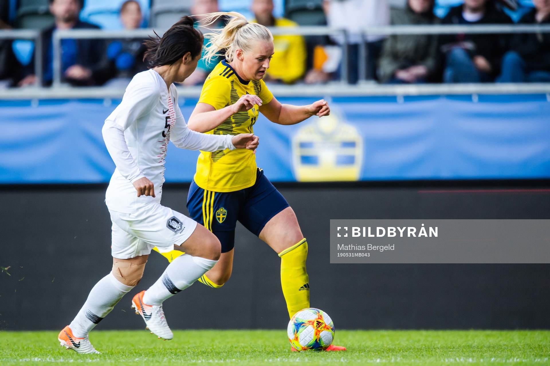 Doyeon Kim of South Korea and Stina Blackstenius of Sweden
