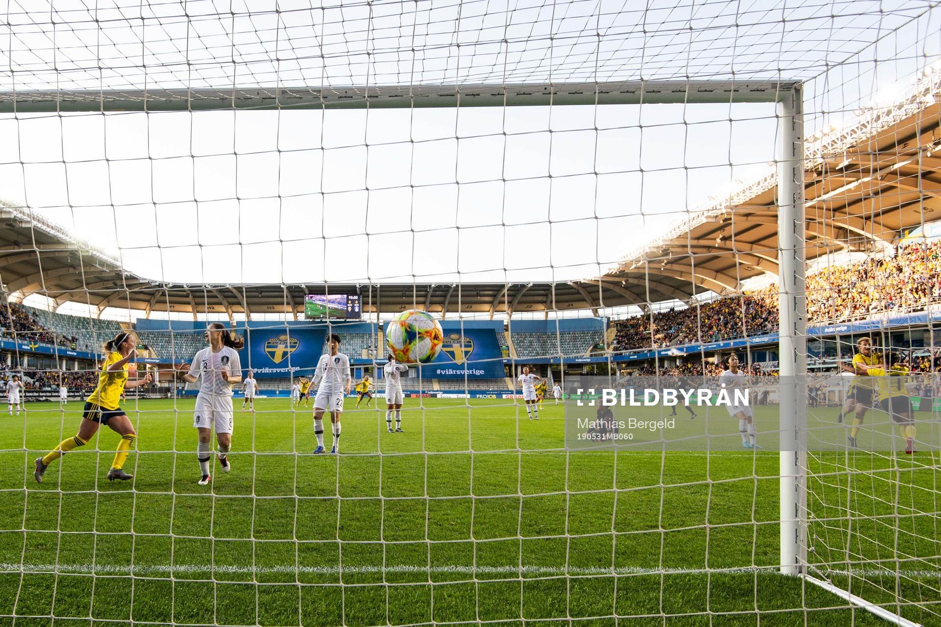 Kosovare Asllani and Madelen Janogy of Sweden celebrate