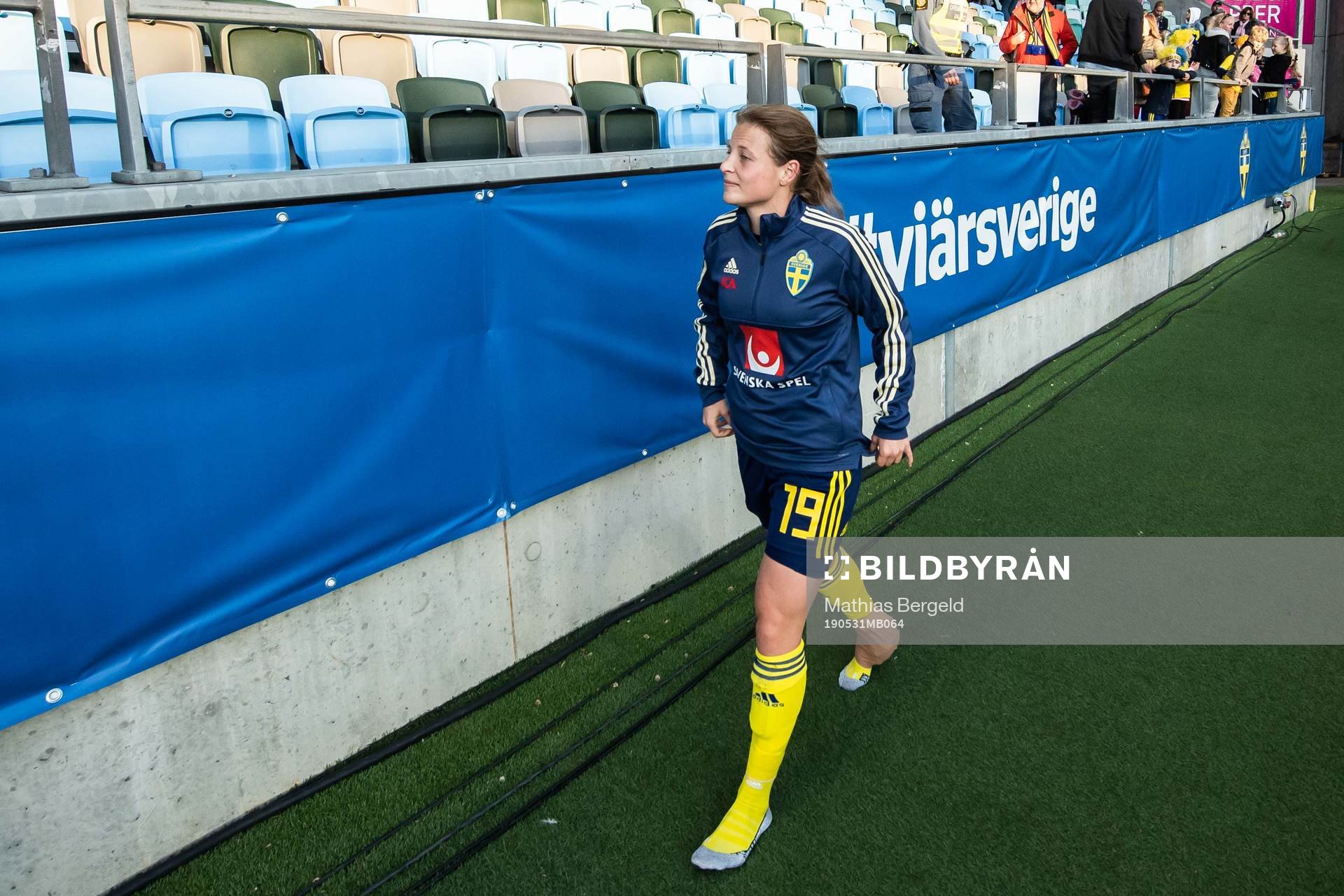 Anna Anvegård of Sweden with a bandaged foot