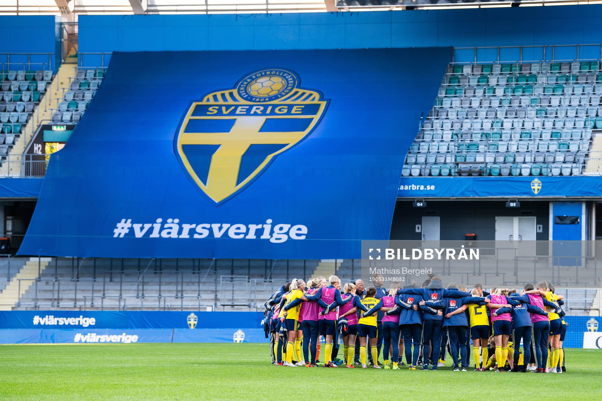 Players of Sweden gather
