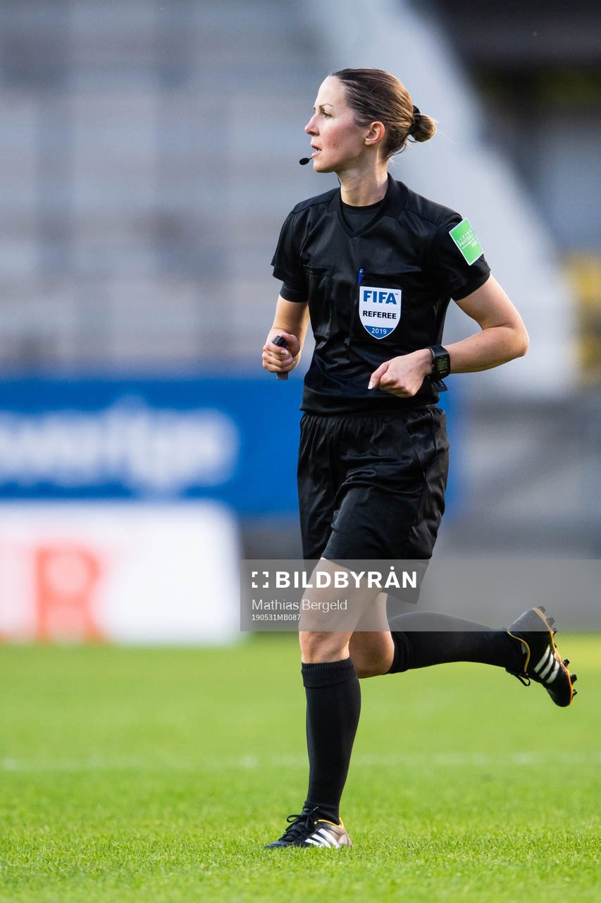 Referee Florence Guillemin