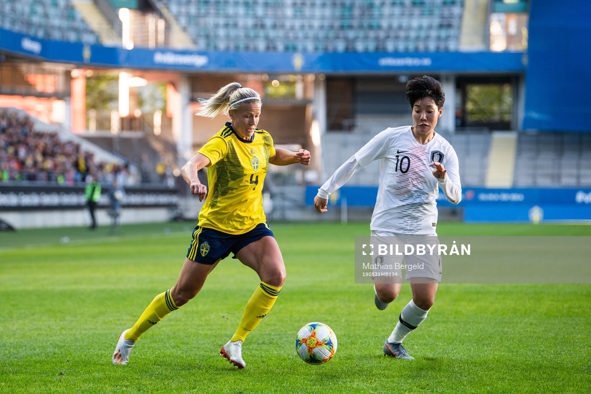 Hanna Glas of Sweden and Soyun Ji of South Korea