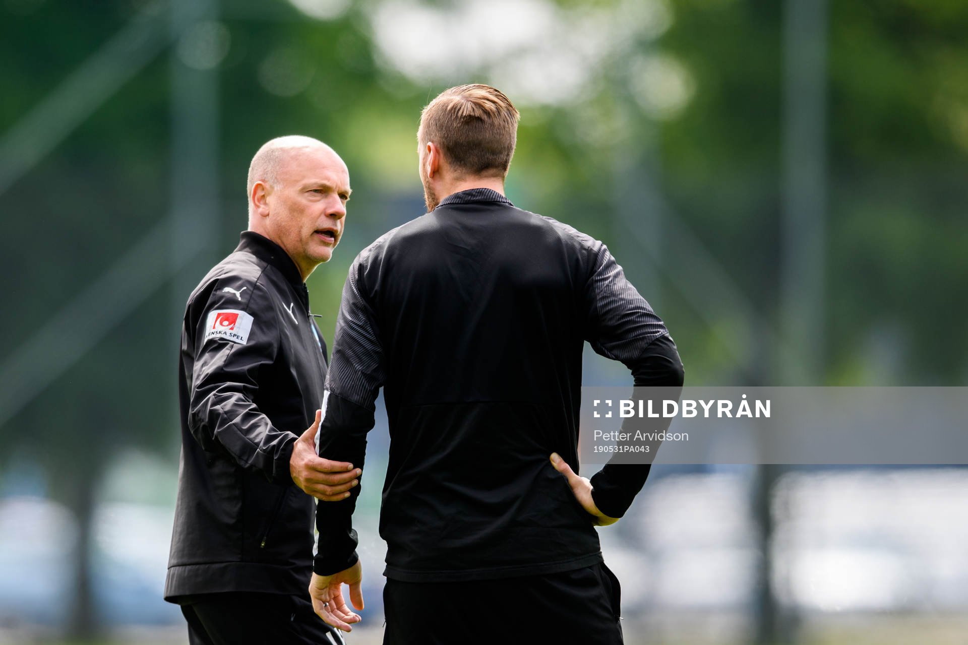 Tränare Uwe Rösler pratar med Leeds-spelaren Pontus Jansson under en fotbollsträning med Malmö FF den 31 maj 2019 i Malmö.