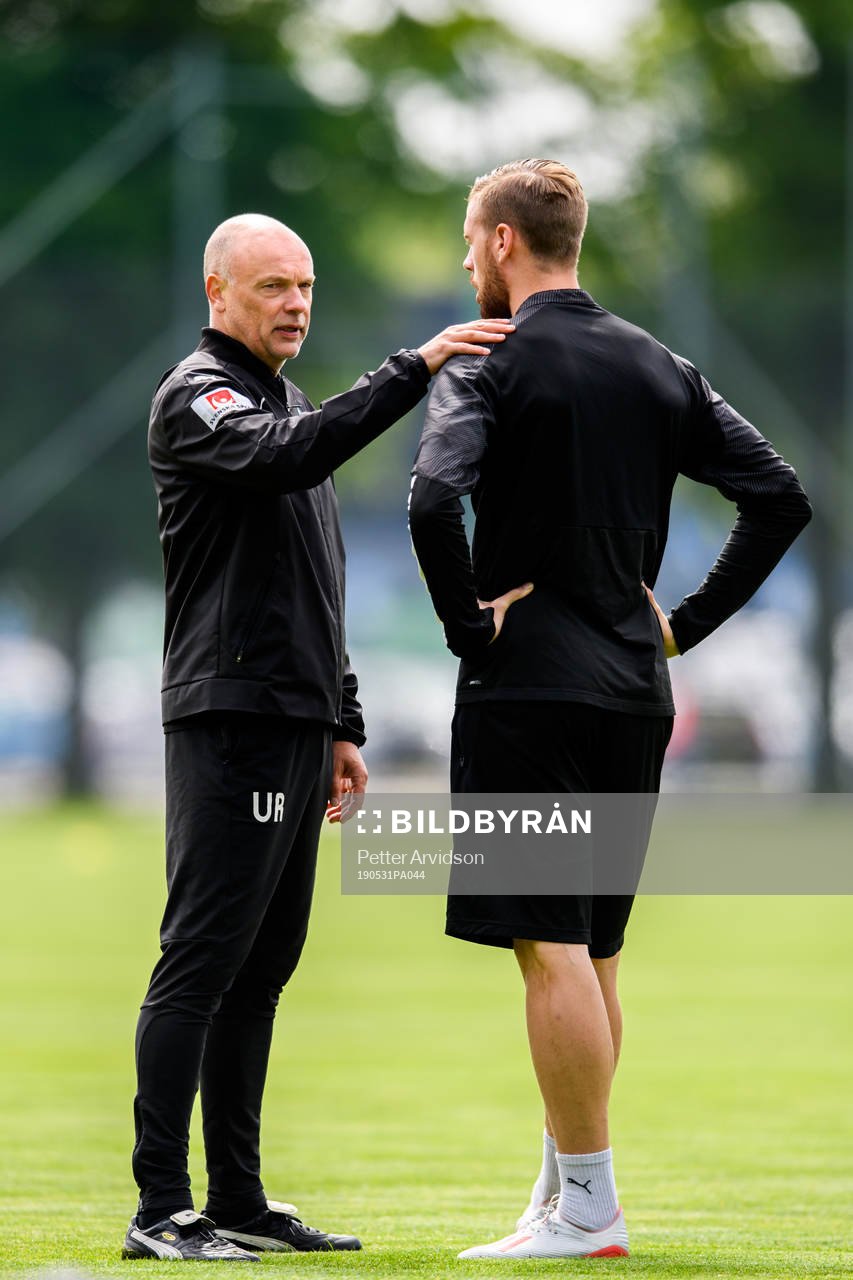 Tränare Uwe Rösler pratar med Leeds-spelaren Pontus Jansson under en fotbollsträning med Malmö FF den 31 maj 2019 i Malmö.