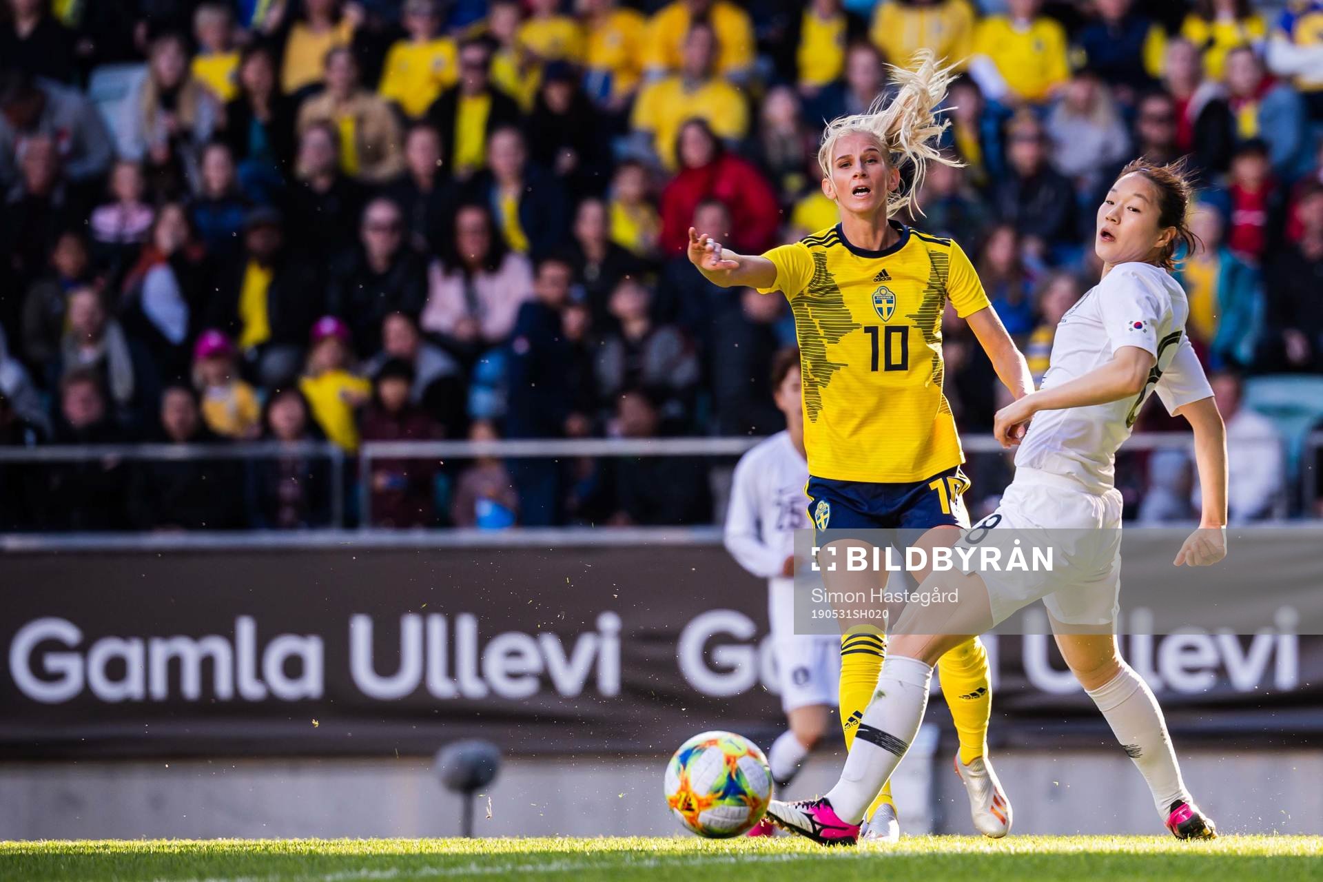 Sofia Jakobsson of Sweden and So Hyun Cho of South Korea