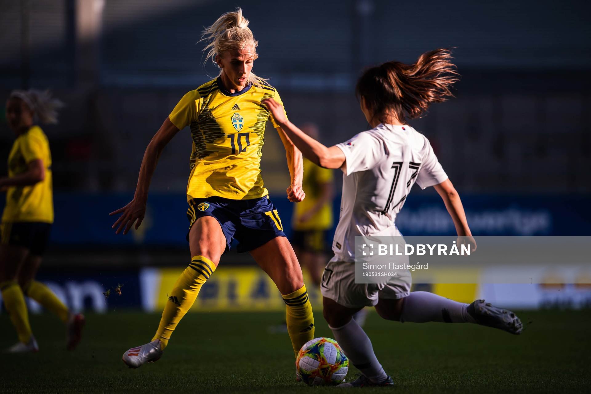 Sofia Jakobsson of Sweden and Geummin Lee of South Korea