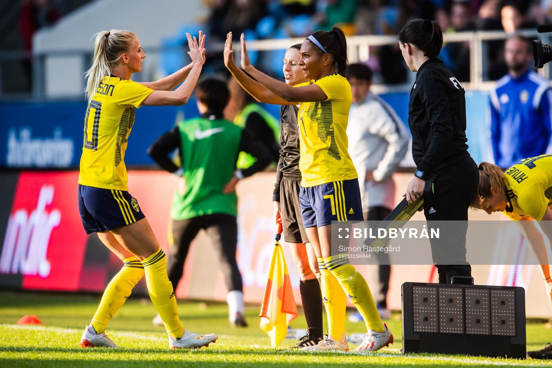 Sofia Jakobsson changes with Madelen Janogy of Sweden
