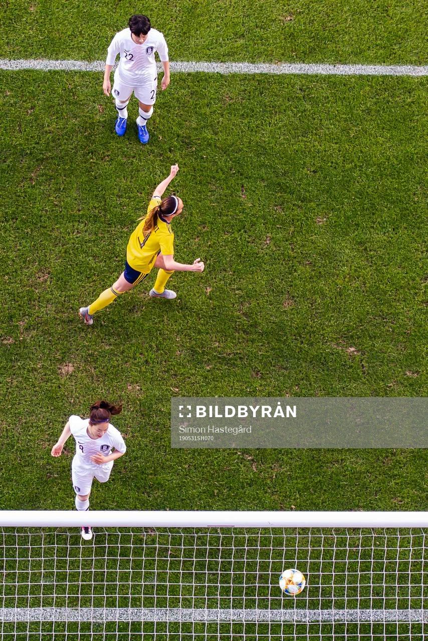 Kosovare Asllani of Sweden celebrates while Hwayeon Son and