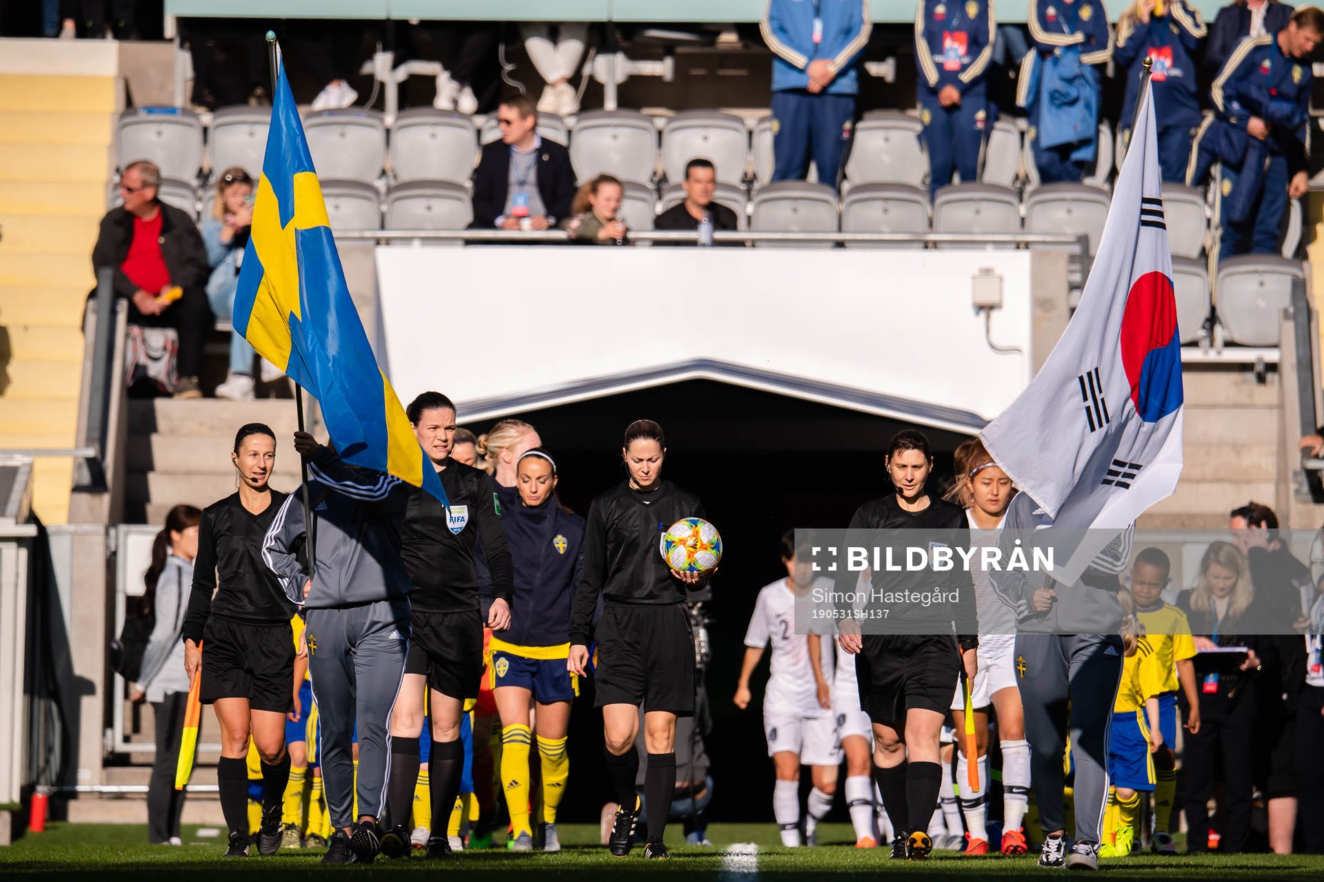 Players and referees enters the pitch