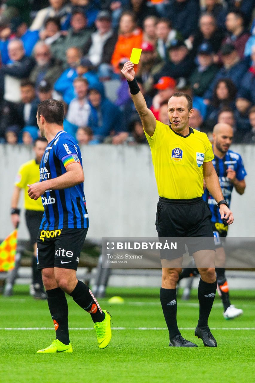 Sirius Niklas Busch Thor får gult kort av domare Kaspar