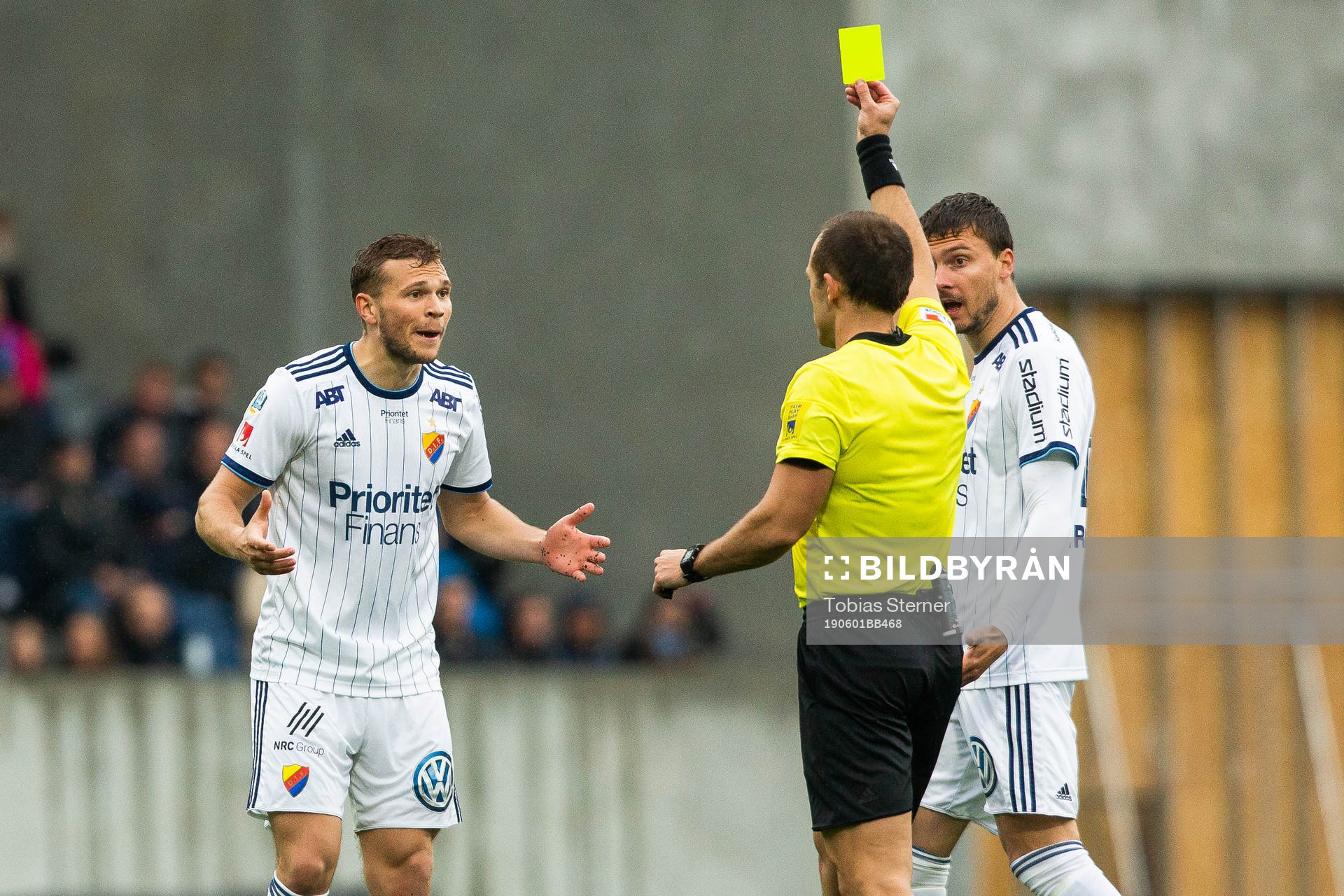 Djurgårdens Jesper Karlström får gult kort