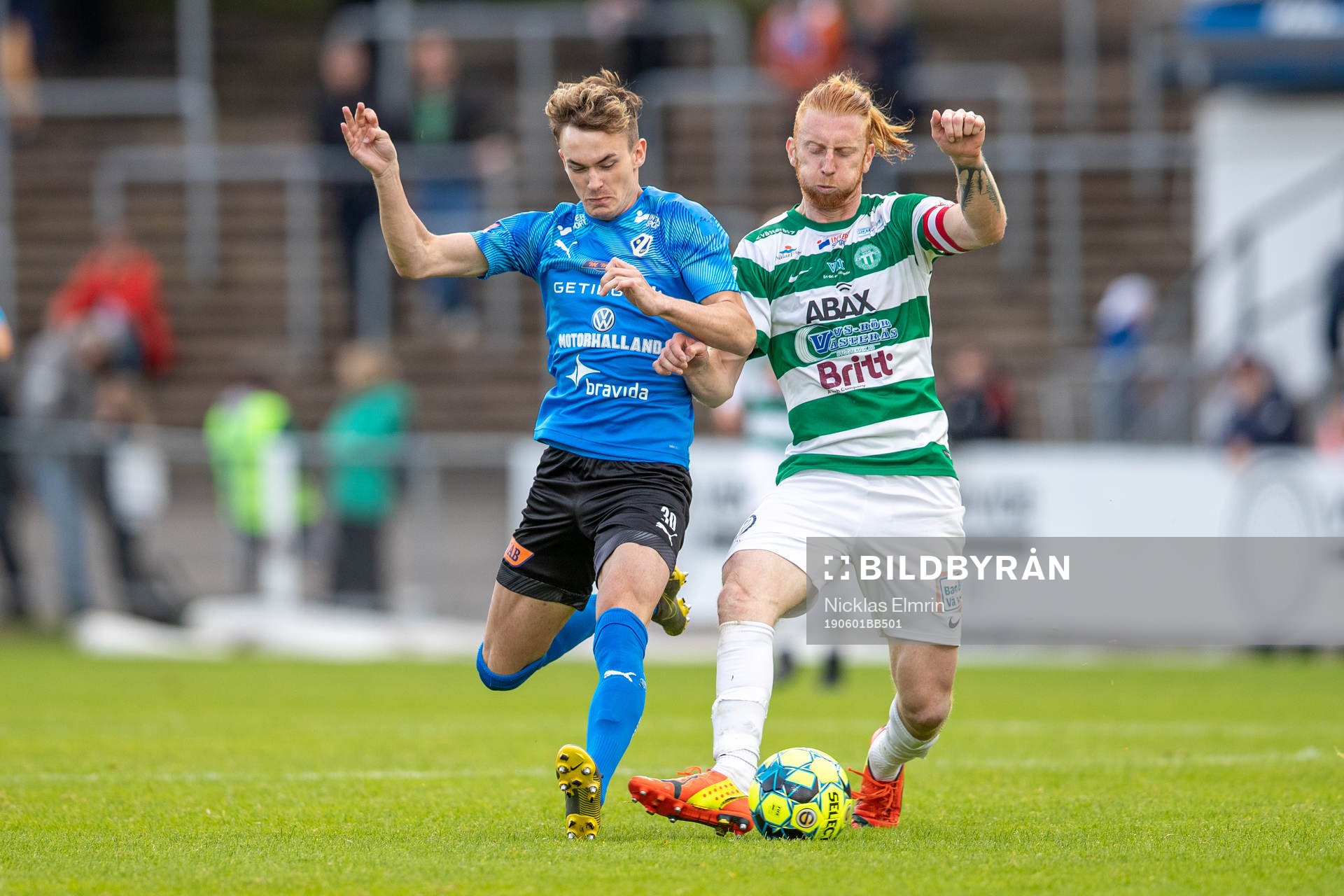Halmstads Alexander Johansson mot Västerås Calle Svensson under fotbollsmatchen i Superettan mellan Halmstad och Västerås den 1 juni 2019 i Halmstad.
