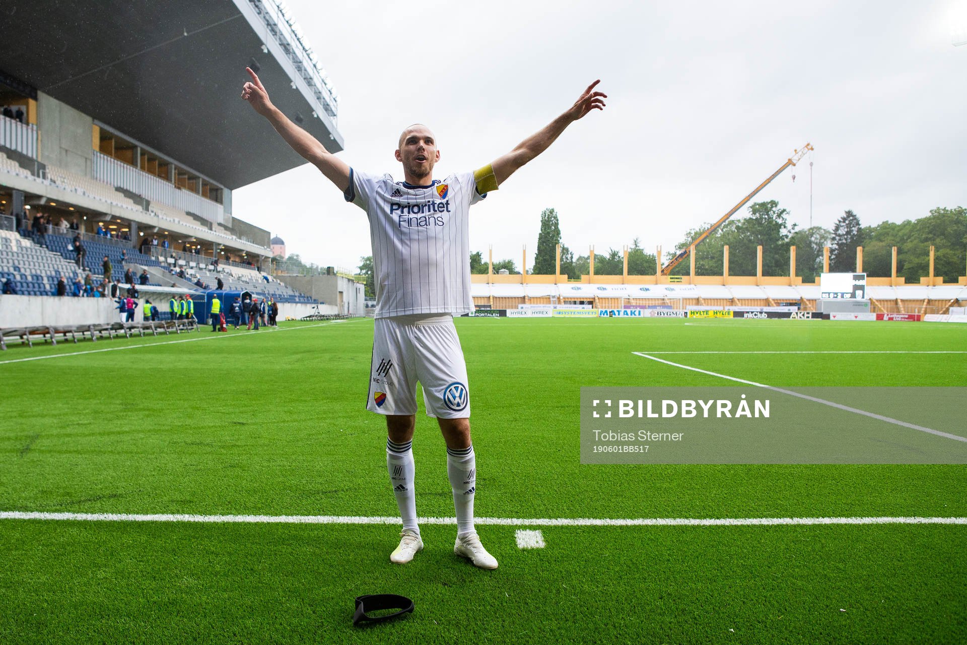 Djurgårdens Marcus Danielson jublar och tackar fansen