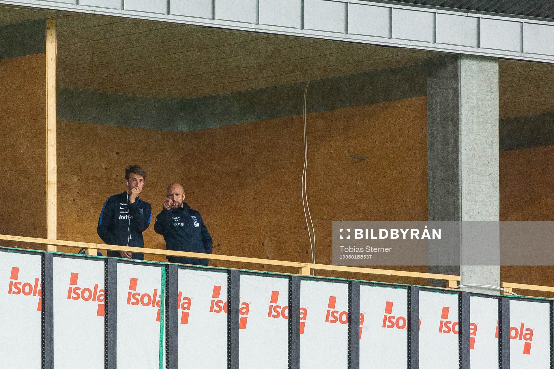 Sirius tränare Henrik Rydström bevakar matchen från