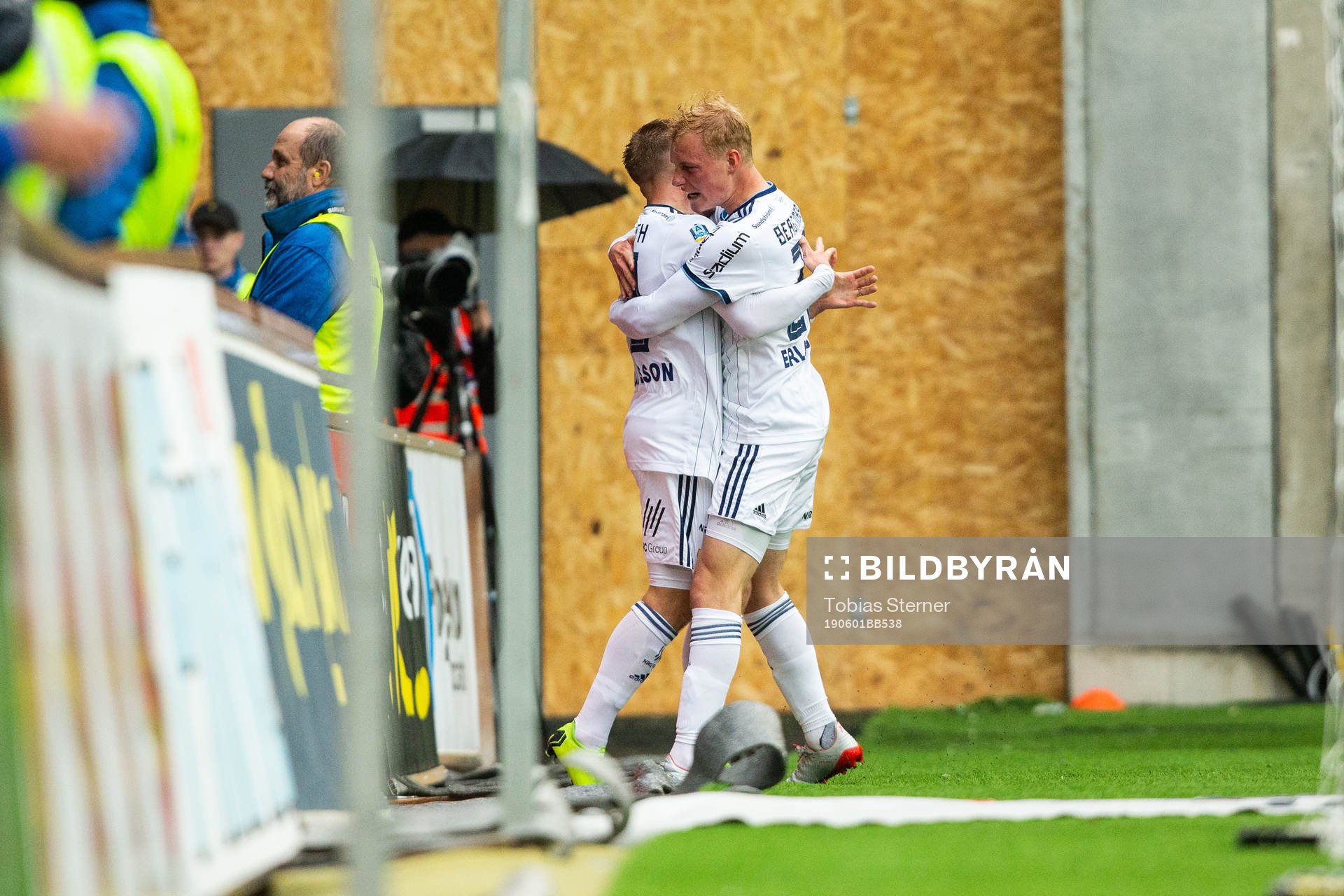 Djurgårdens Nicklas Bärkroth jublar med Adam Bergmark