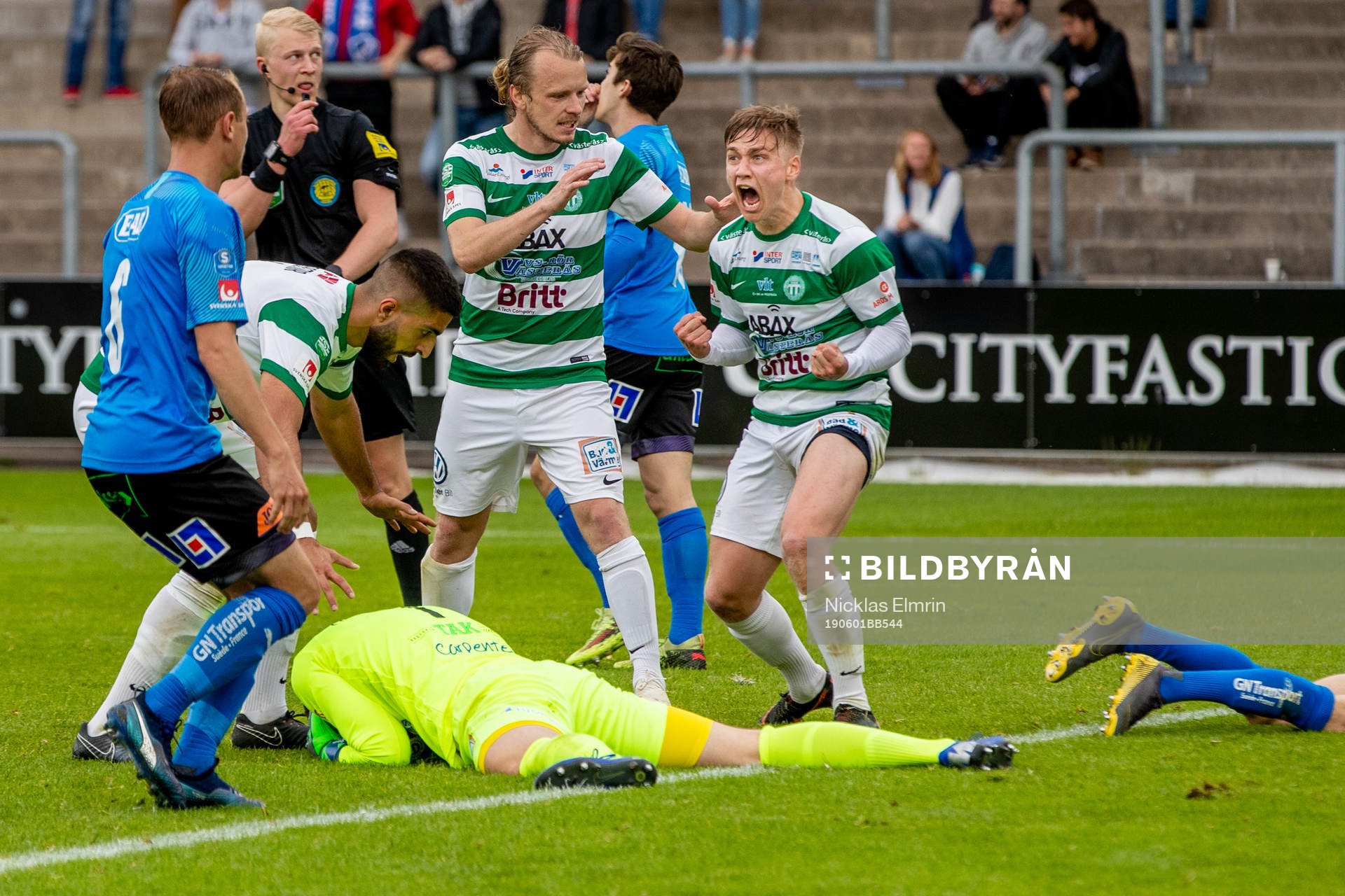 Västerås Simon Johansson och Calle Svensson jublar efter fotbollsmatchen i Superettan mellan Halmstad och Västerås den 1 juni 2019 i Halmstad.