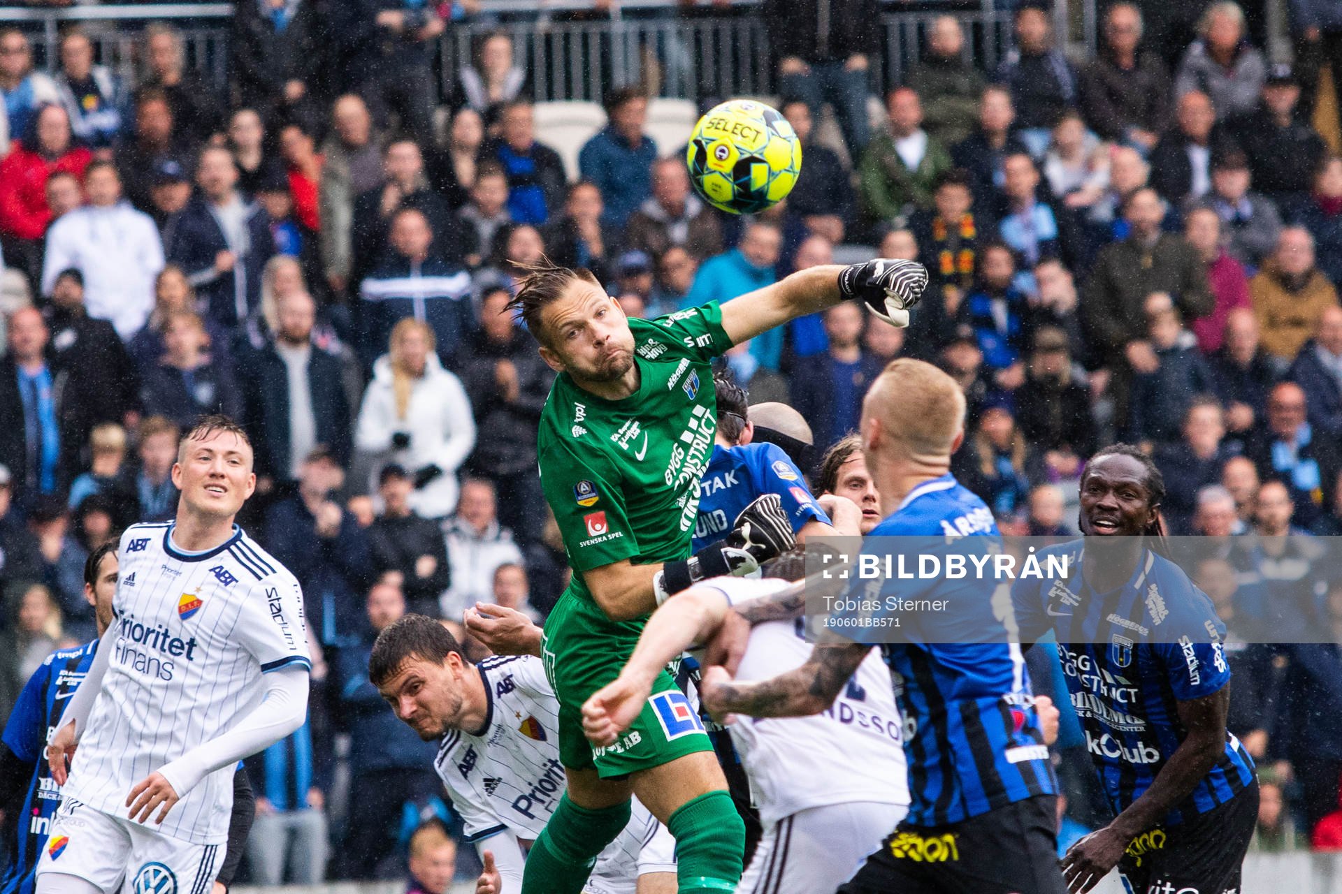 Sirius målvakt John Alvbåge stöter undan en hörna
