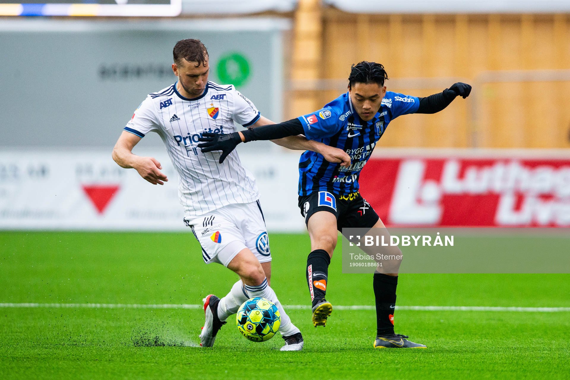 Djurgårdens Jesper Karlström tacklar Sirius Isak Bråholm