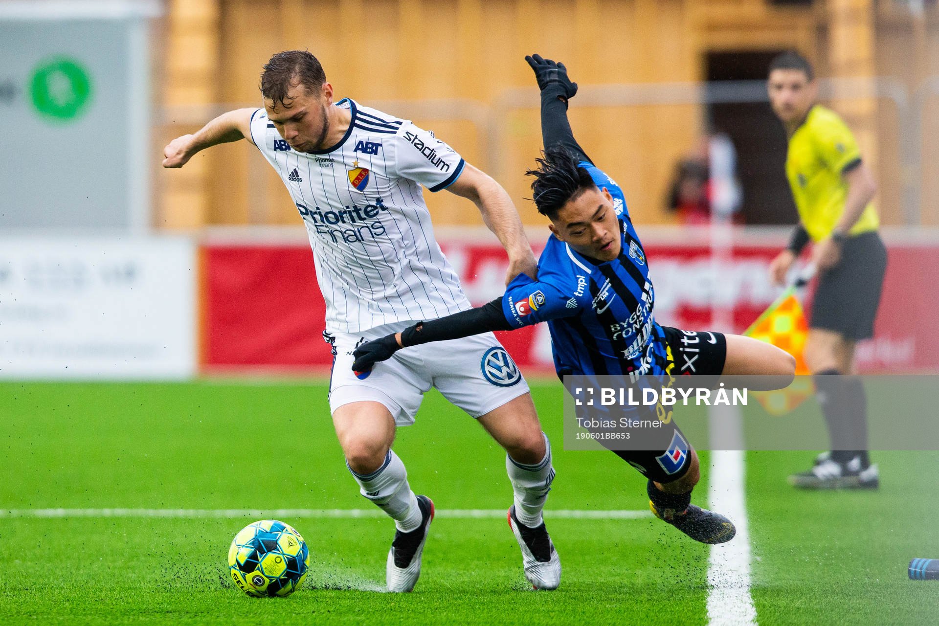 Djurgårdens Jesper Karlström tacklar Sirius Isak Bråholm
