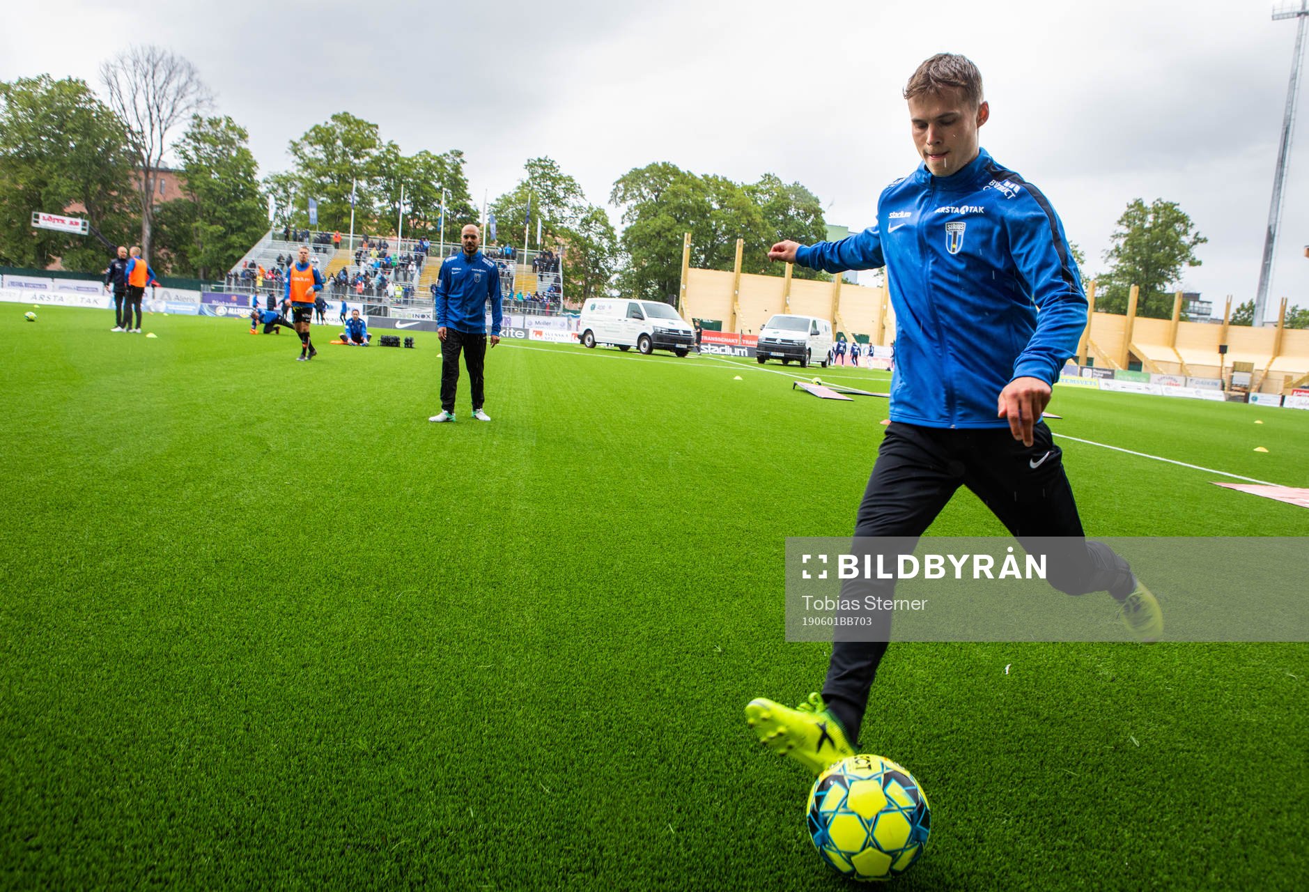 Sirius Sam Lundholm värmer upp innan fotbollsmatchen i