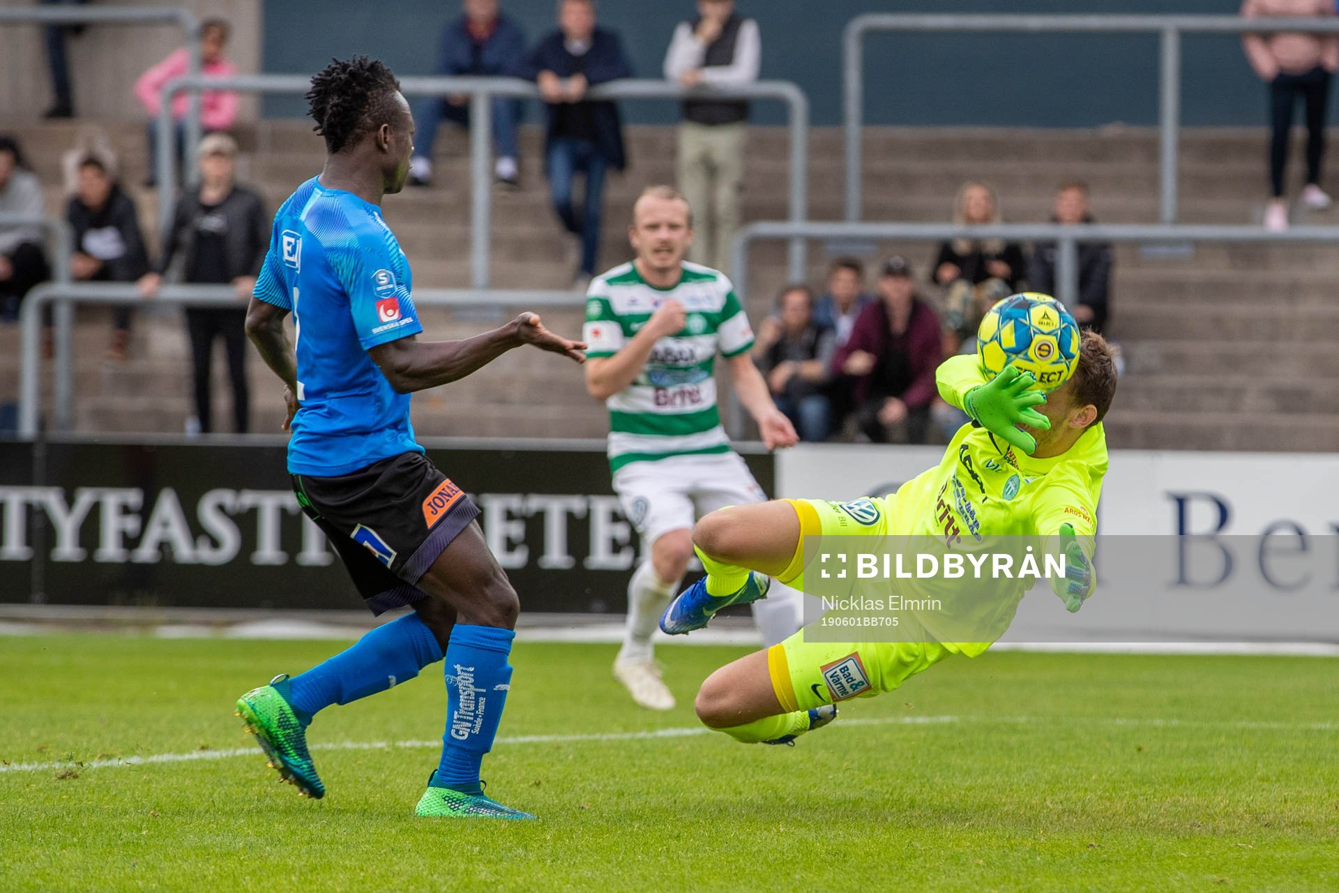 Halmstads Thomas Boakye mot Västerås målvakt Anton