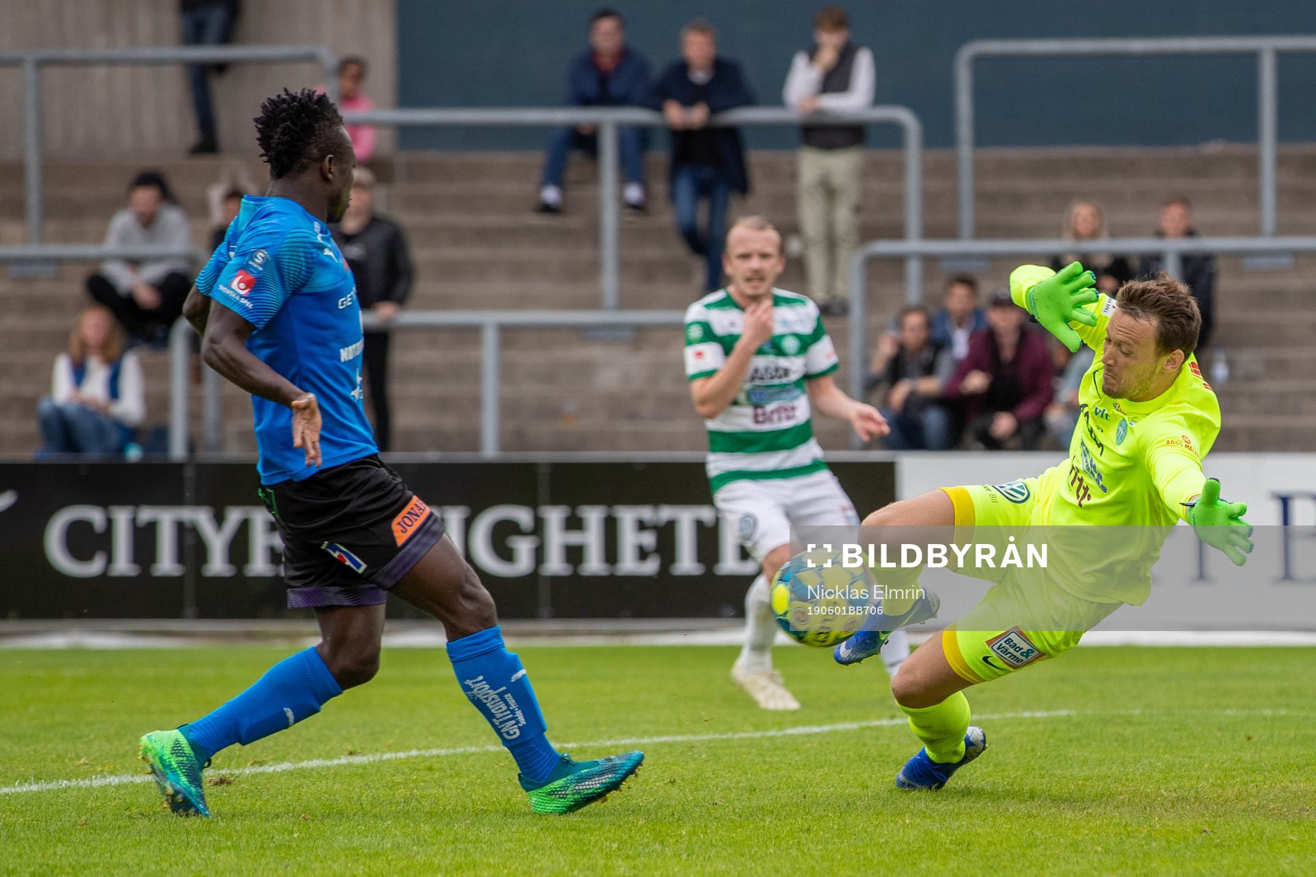 Halmstads Thomas Boakye mot Västerås målvakt Anton