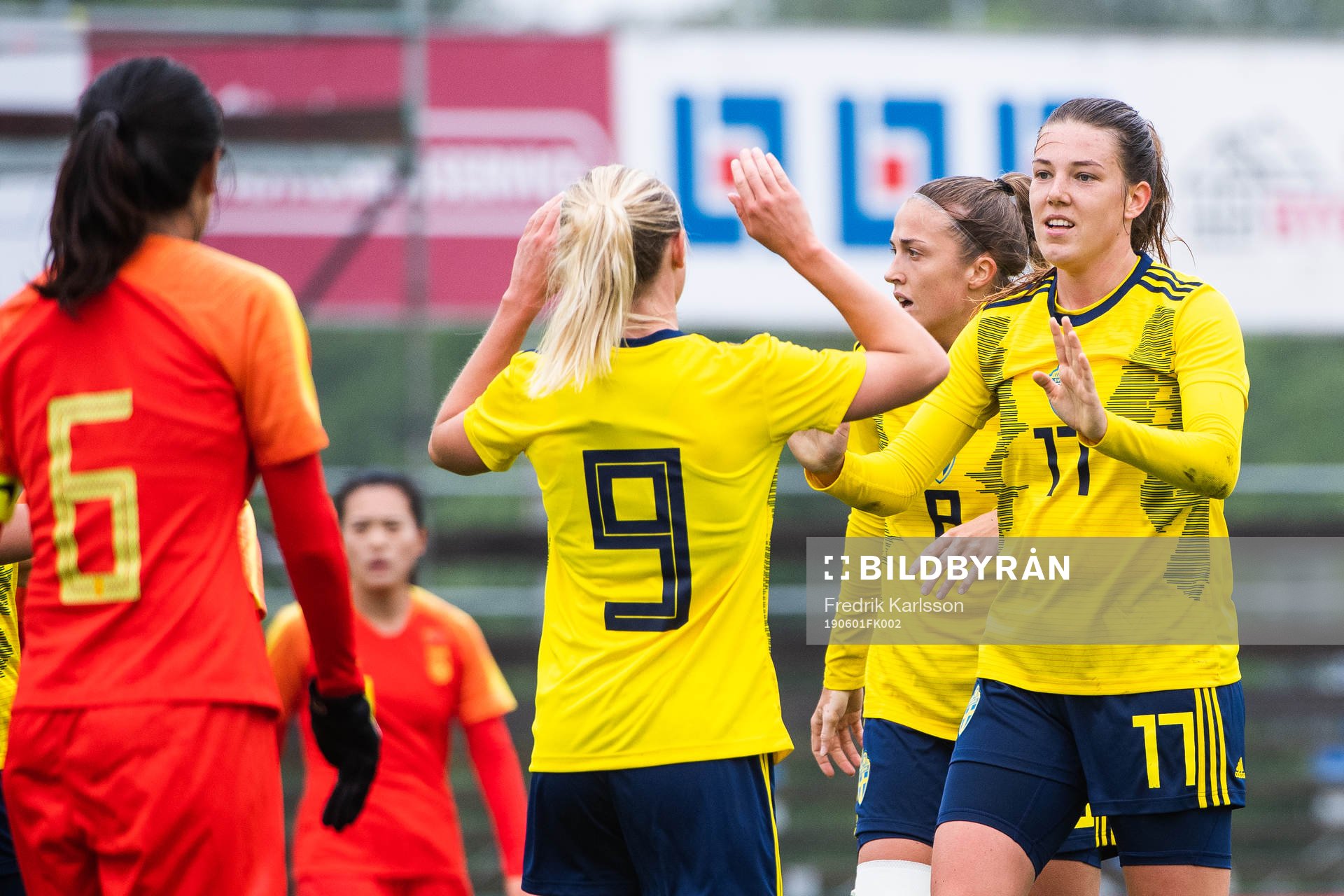 Sveriges Emma Westin jublar med lagkamrater efter att hon gjort 1-0 under fotbollsmatchen U23 dam mellan Sverige och Kina den 1 juni 2019 i Karlstad.