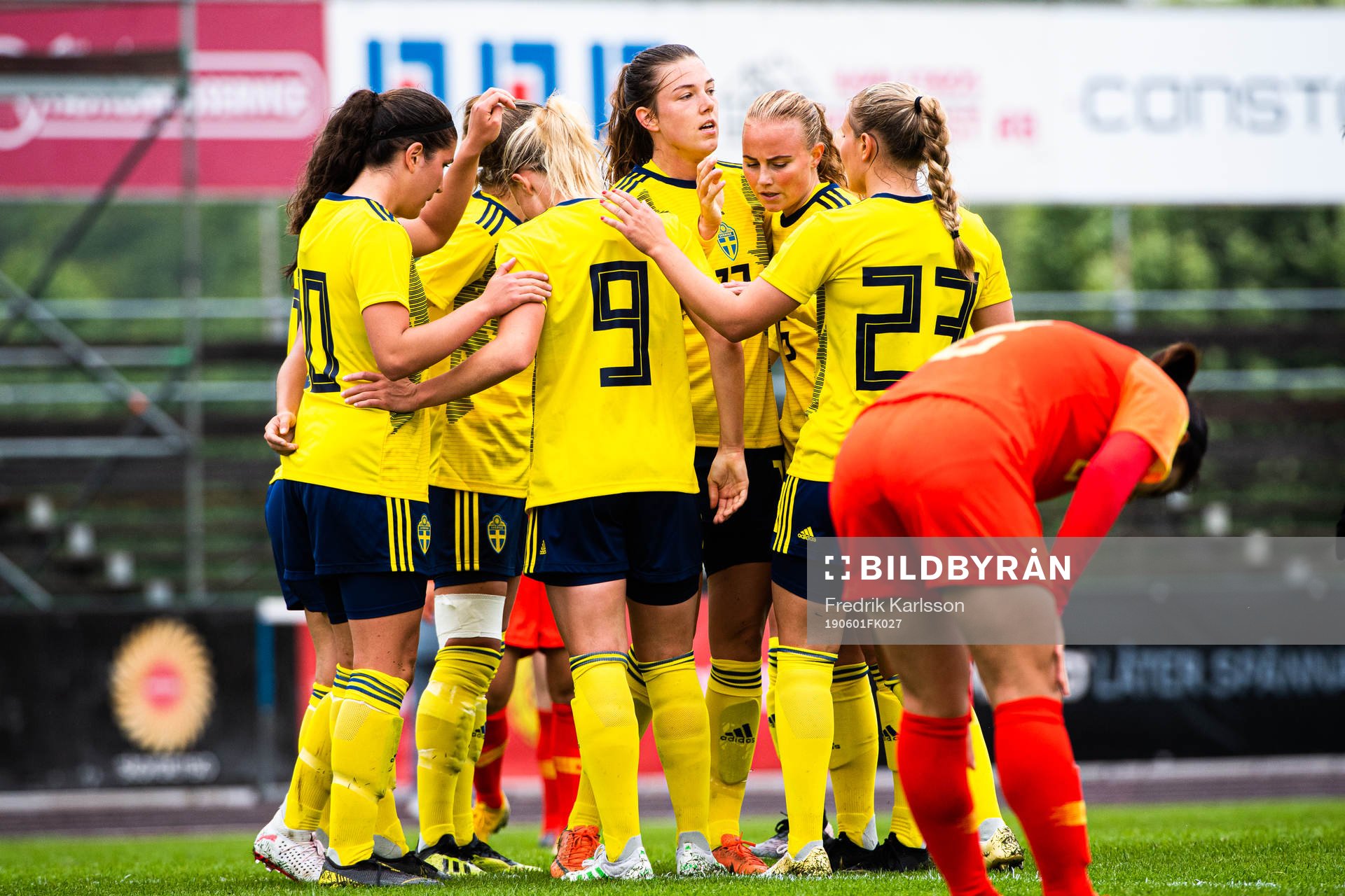 Sveriges Emma Westin jublar med lagkamrater efter hon gjort 1-0 under fotbollsmatchen U23 dam mellan Sverige och Kina den 1 juni 2019 i Karlstad.