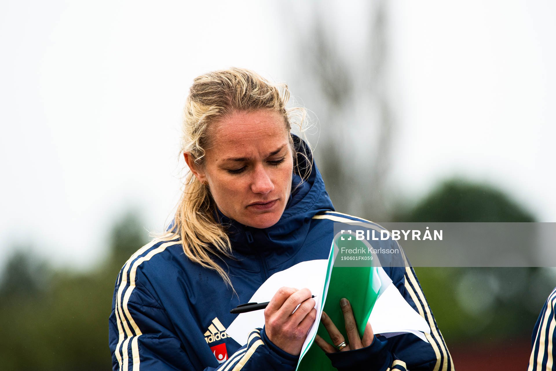 Sveriges tränare Stina Segerström under fotbollsmatchen U23 dam mellan Sverige och Kina den 1 juni 2019 i Karlstad.