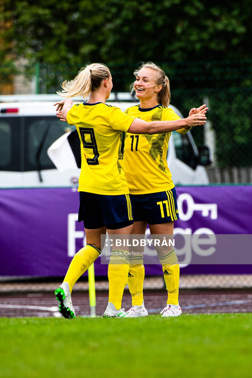 Sveriges Rebecka Blomqvist och Tove Almqvist jublar efter Rebecka gjort 2-0 under fotbollsmatchen U23 dam mellan Sverige och Kina den 1 juni 2019 i Karlstad.