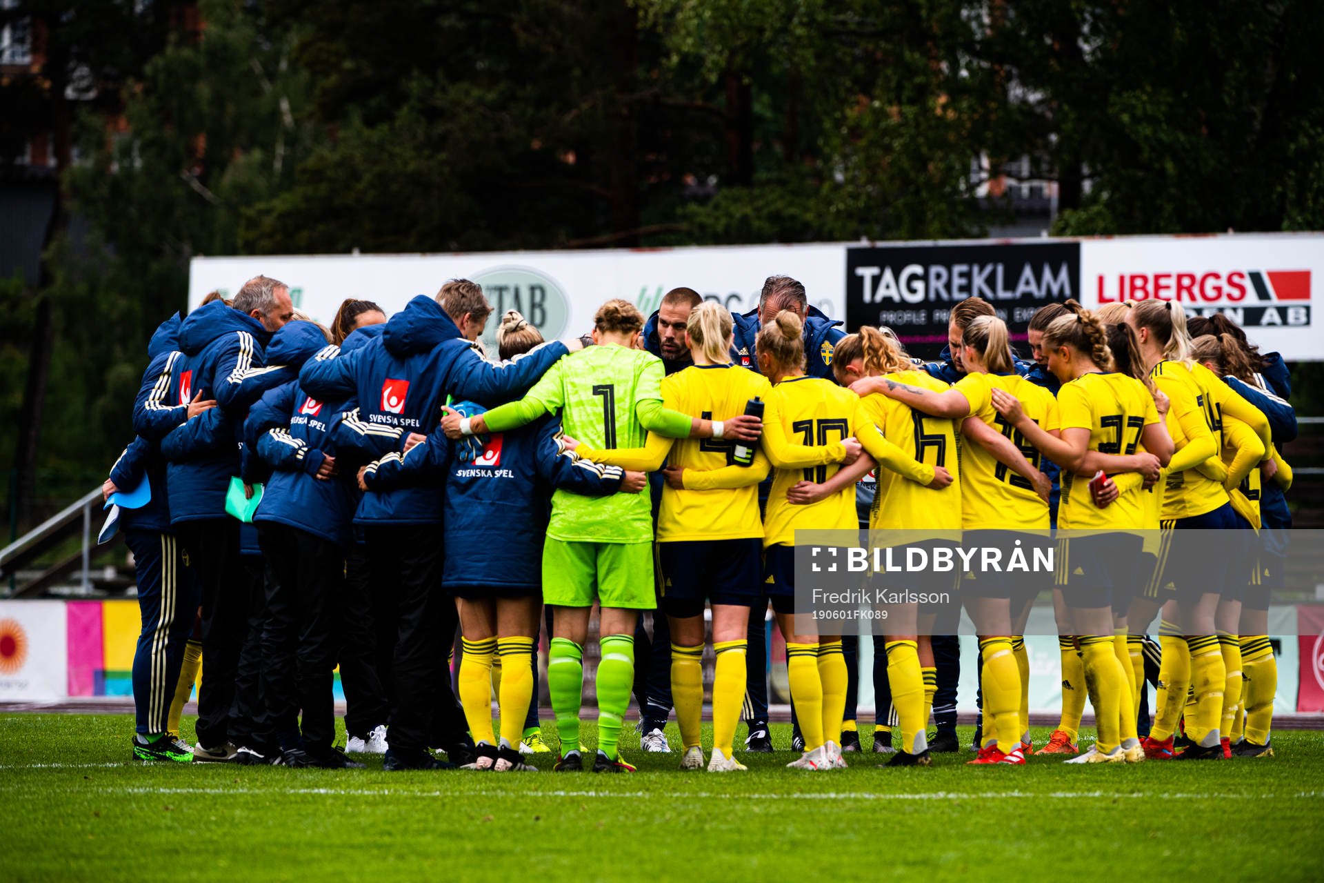 Sveriges förbundskapten Ulf Kristiansson jublar