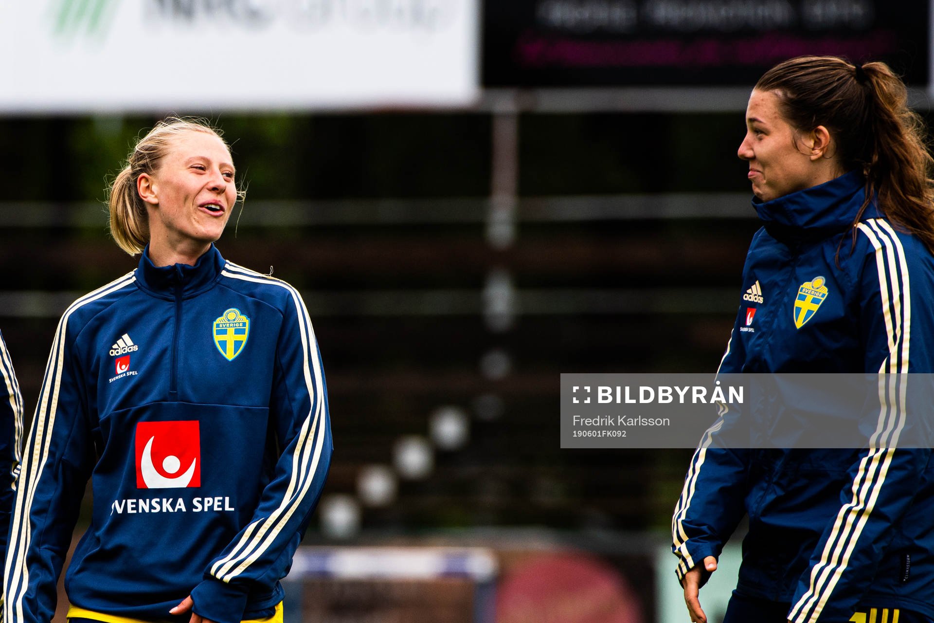 Sveriges Rebecka Blomqvist och Emma Westin jublar