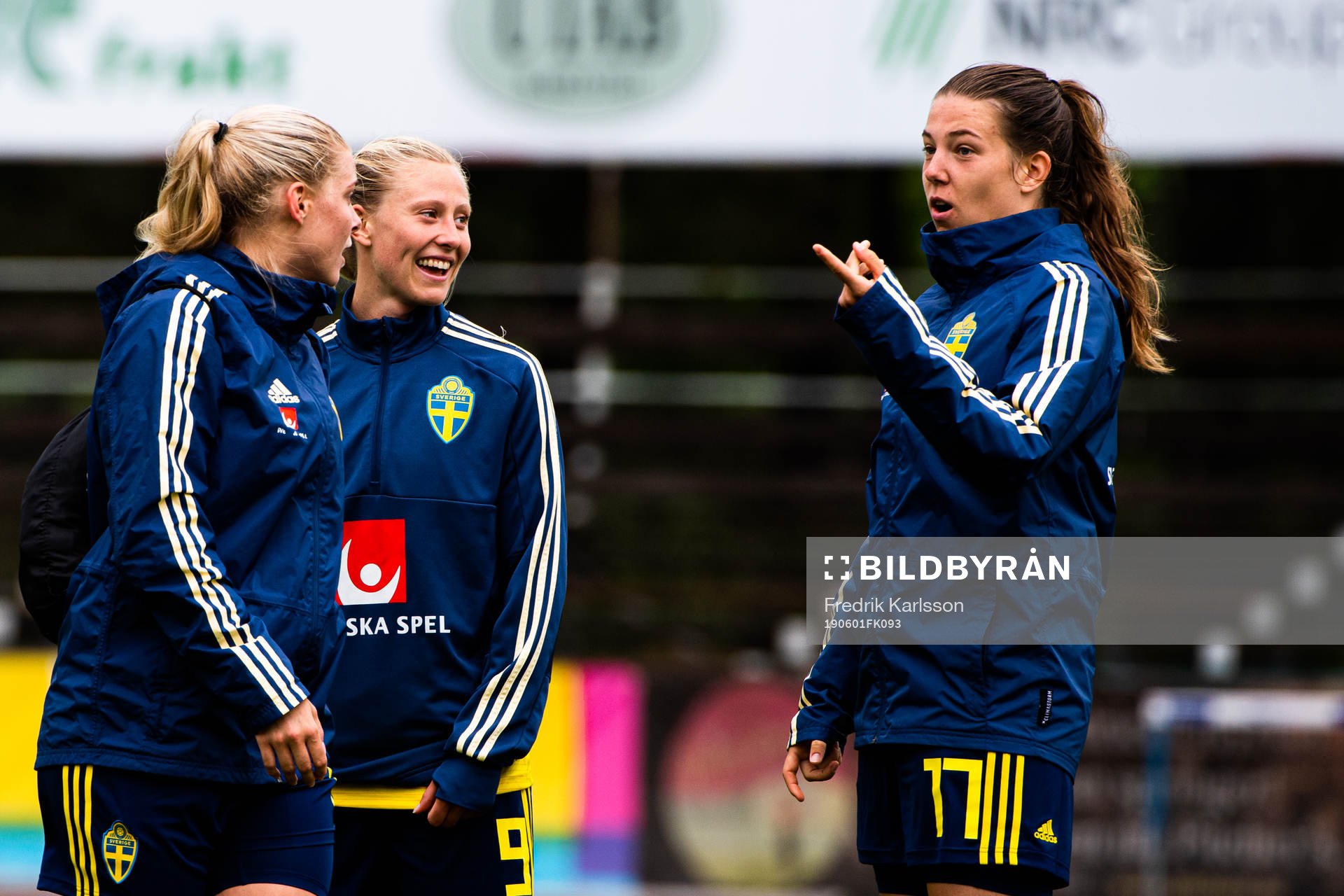 Sveriges Rebecka Blomqvist och Emma Westin jublar
