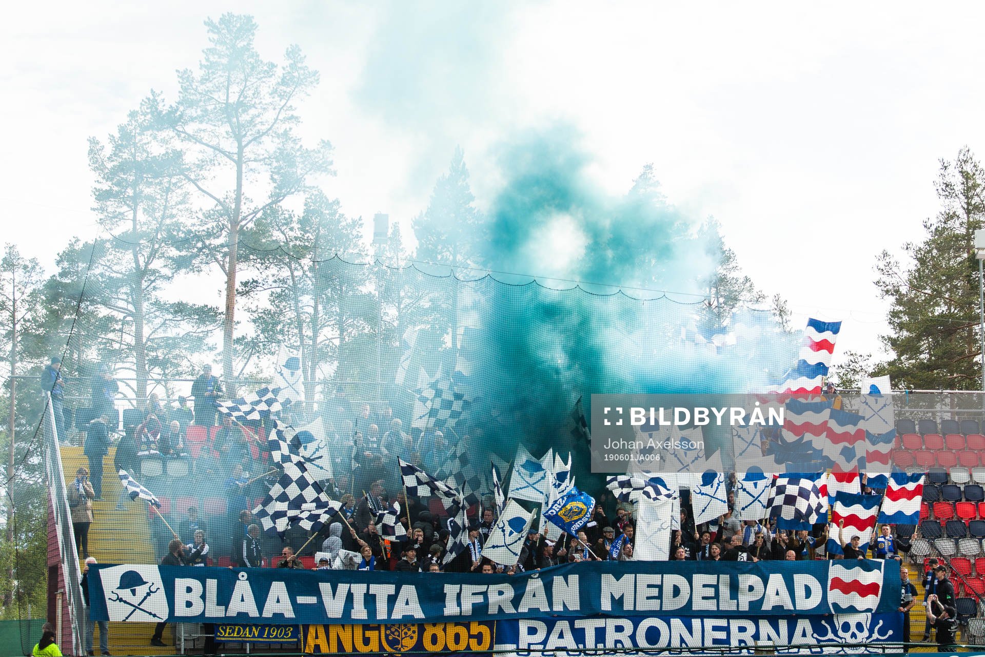 Sundsvalls supportrar i blå rök