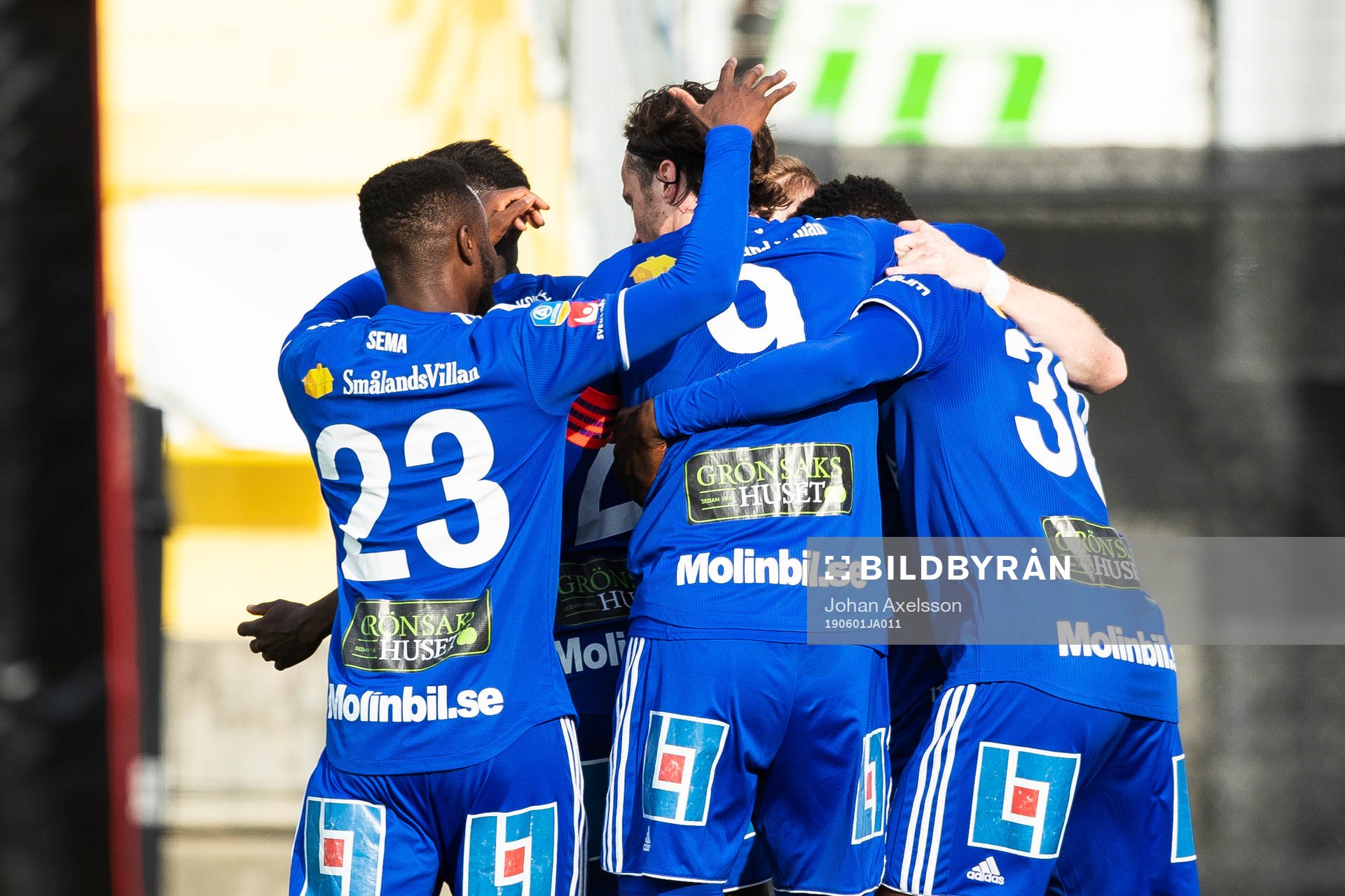 Sundsvalls Tobias Eriksson jublar med lagkamrater