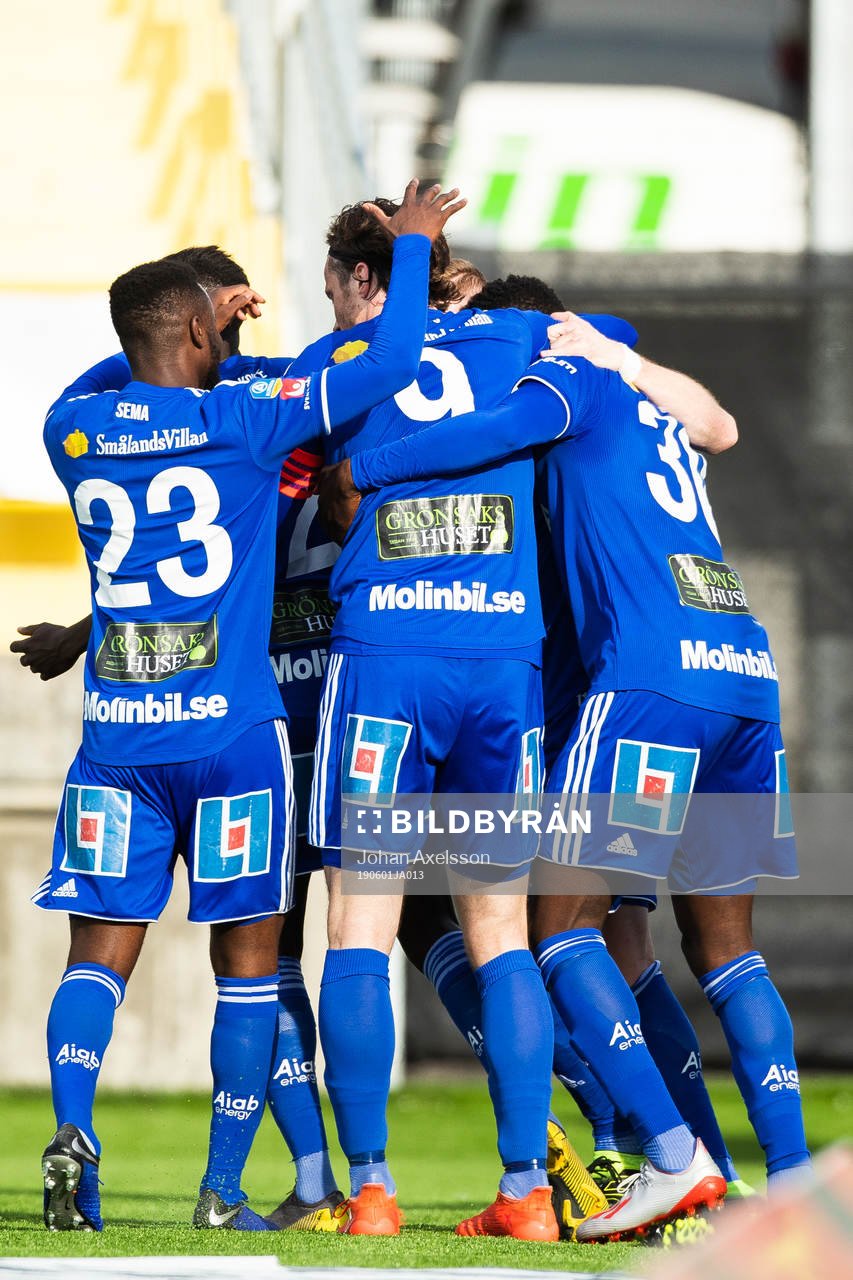 Sundsvalls Tobias Eriksson jublar med lagkamrater