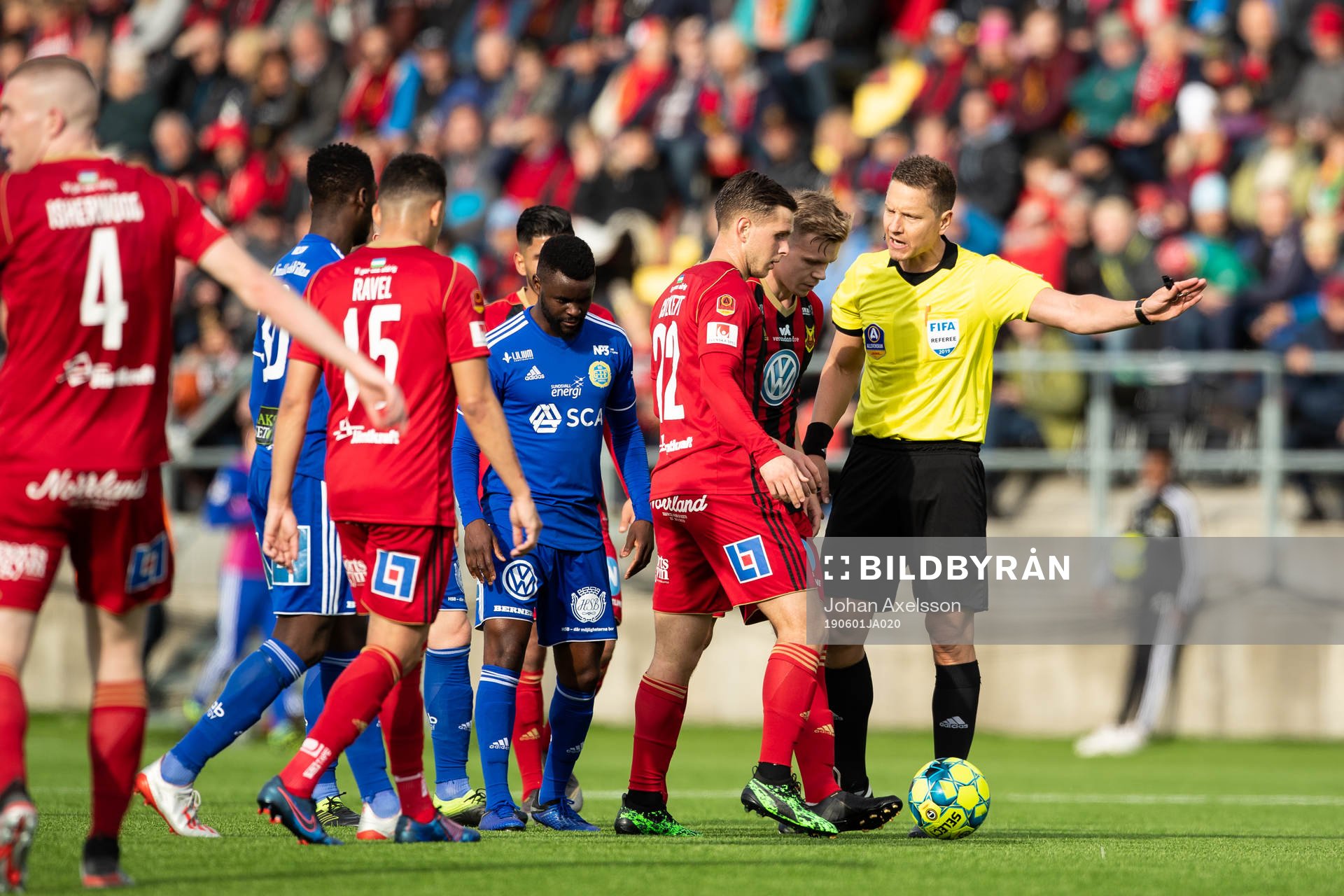 huvuddomare Martin Strömbergsson i samtal med Östersunds