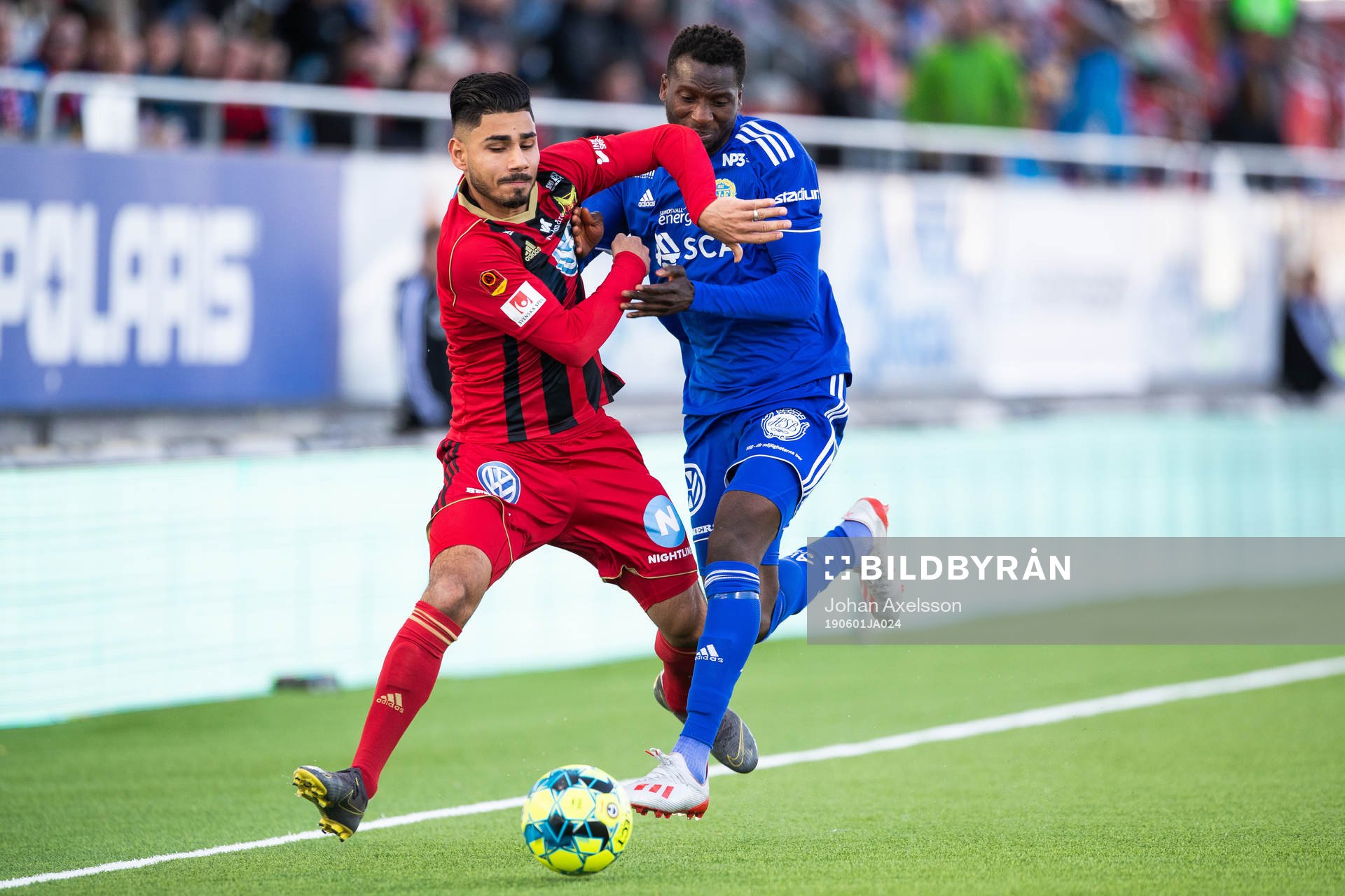 Östersunds Hosam Aiesh och Sundsvalls Peter Wilson i kamp