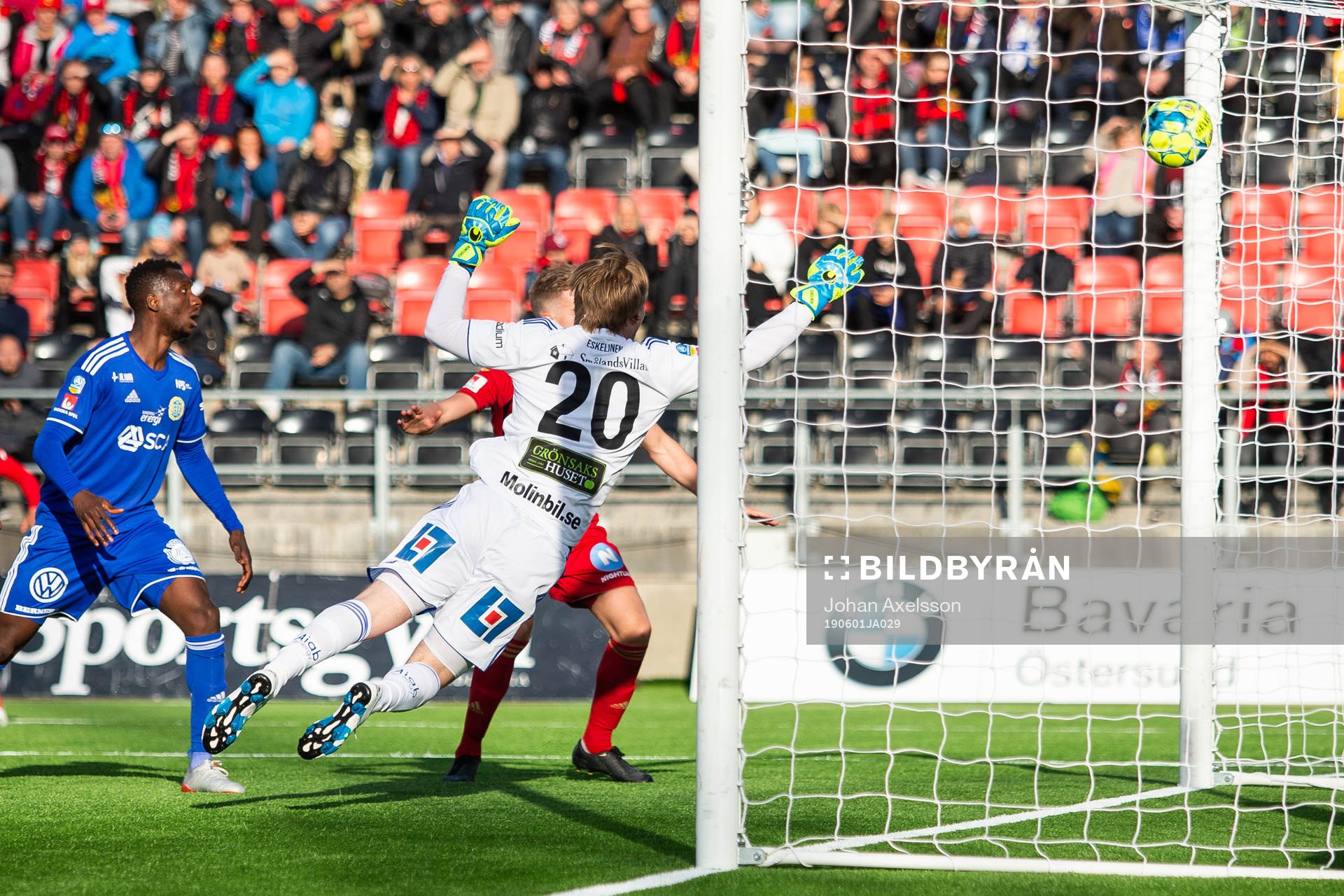 Östersunds Noah Sonko Sundberg (ej i bild) gör 1-1 bakom
