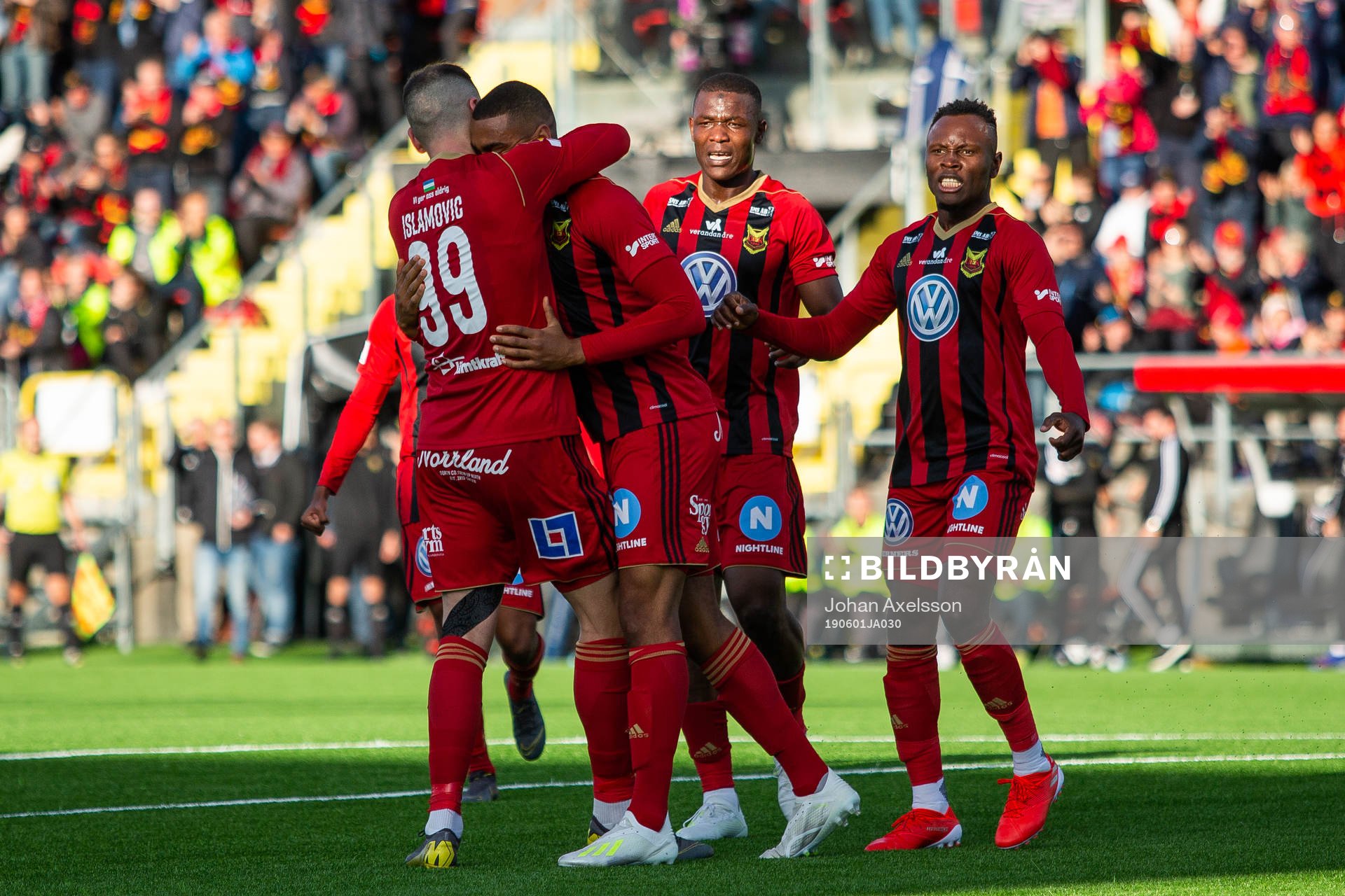 Östersunds Dino Islamovic jublar med målskytten till 1-1
