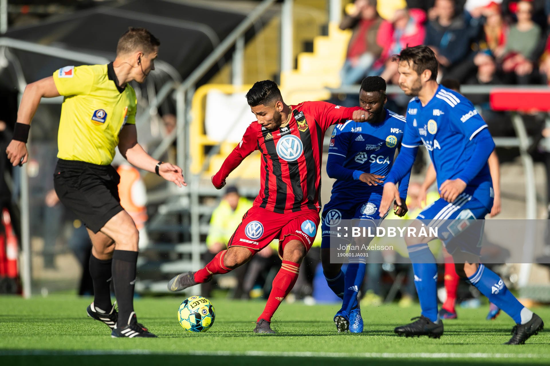 Östersunds Hosam Aiesh skjuter