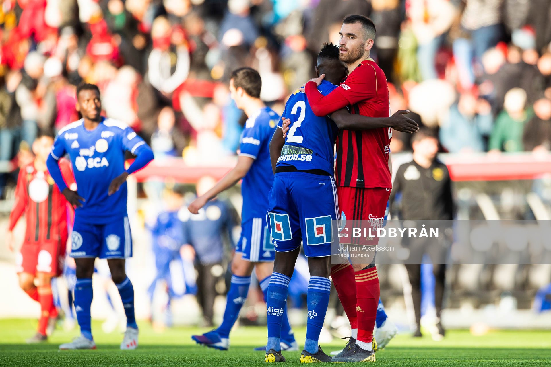 Sundsvalls Pa Konate och Östersunds Dino Islamovic kramas