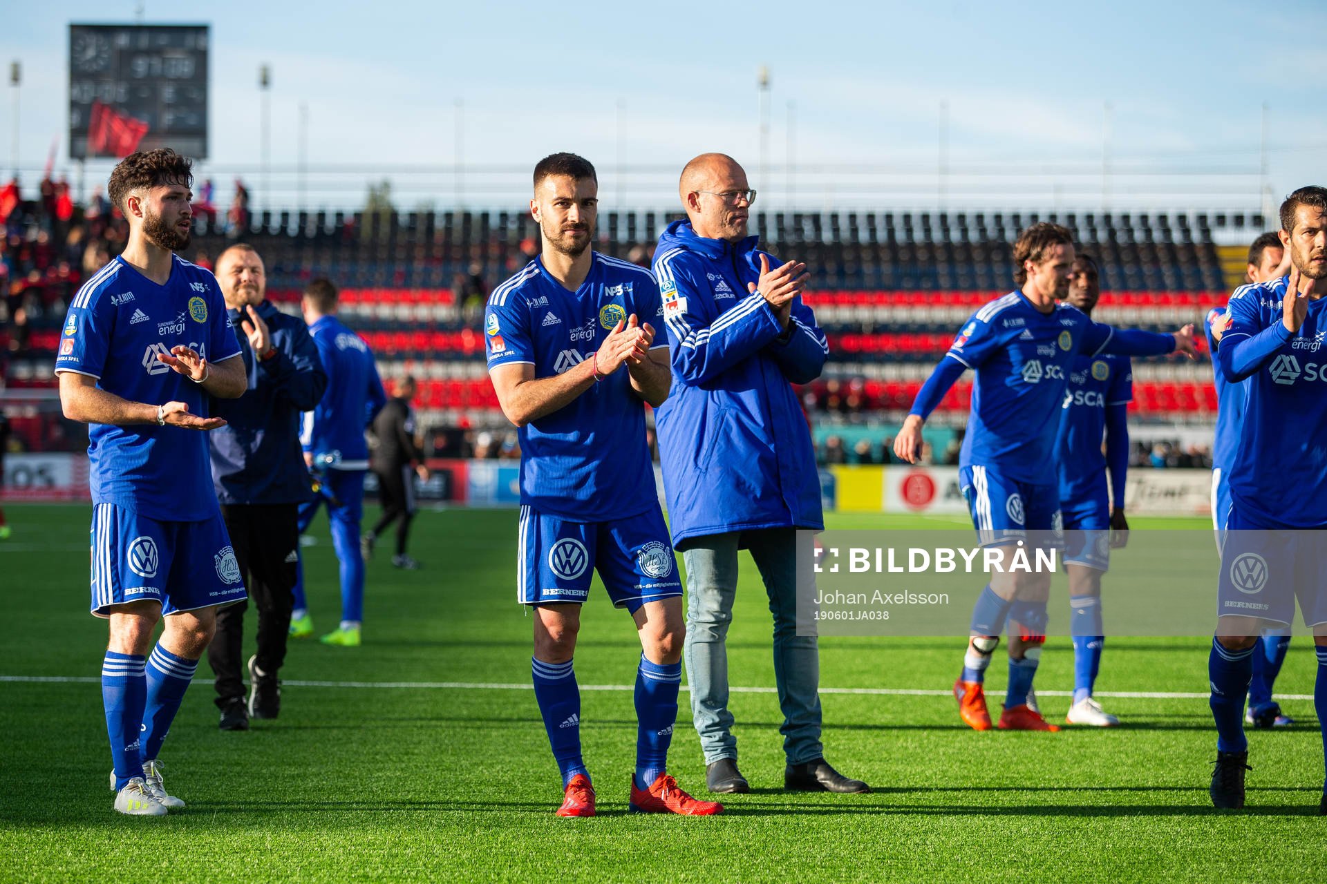 Sundsvalls Carlos Gracia och tränare Joel Cedergren tackar