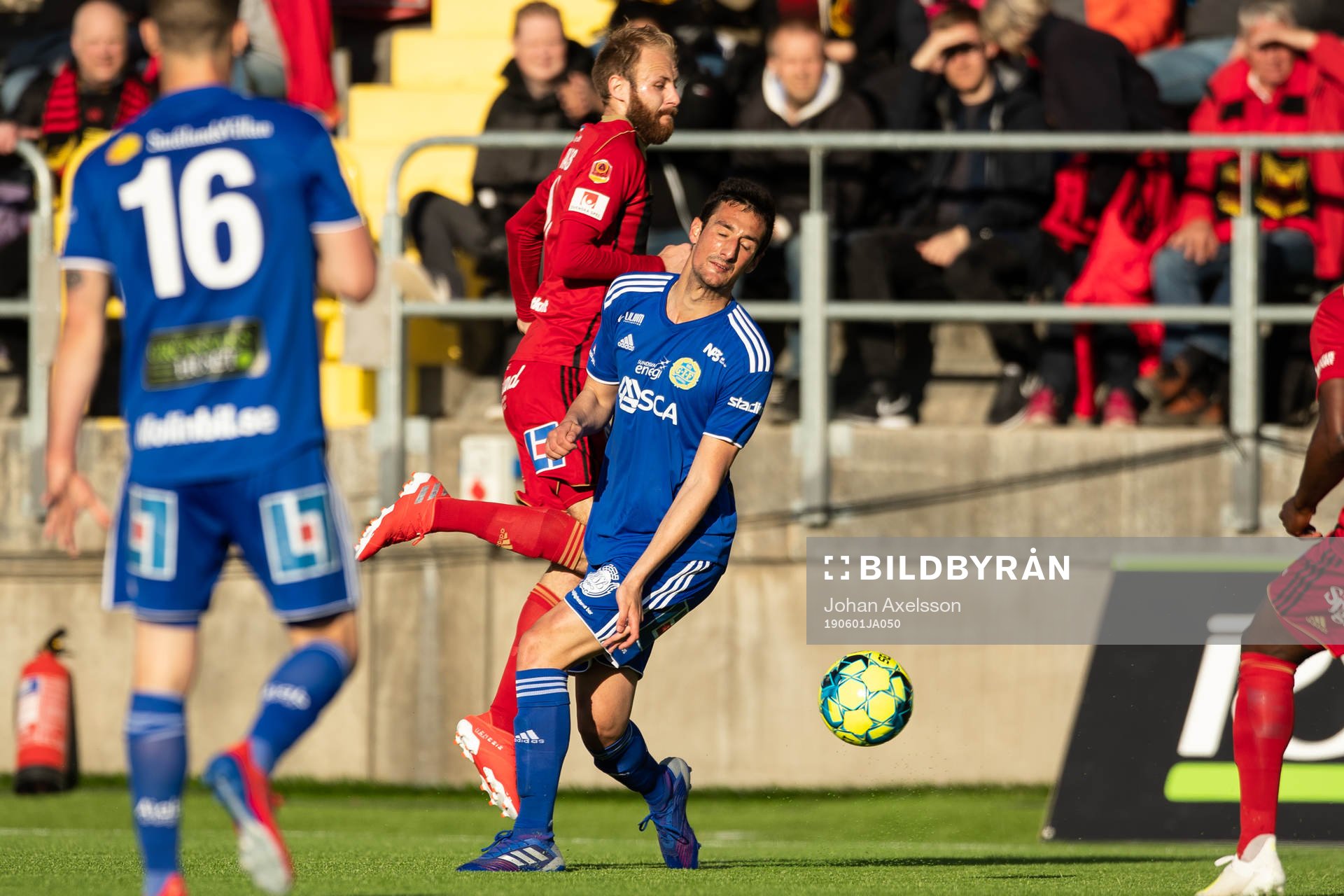 Östersunds Curtis Edwards  i kampm med Sundsvalls Juan