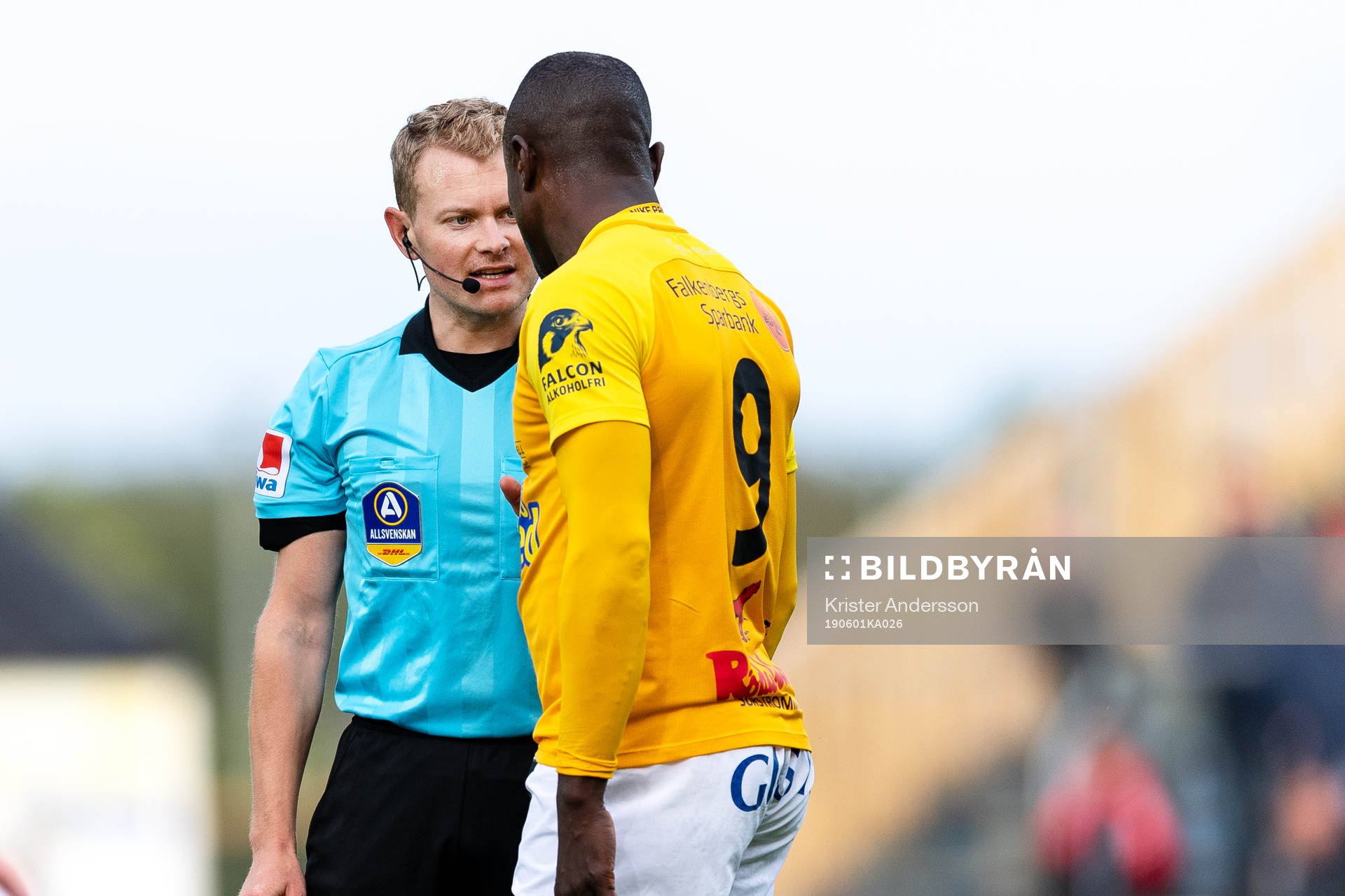 Domare Fredrik Klitte och Falkenbergs Nsima Peter