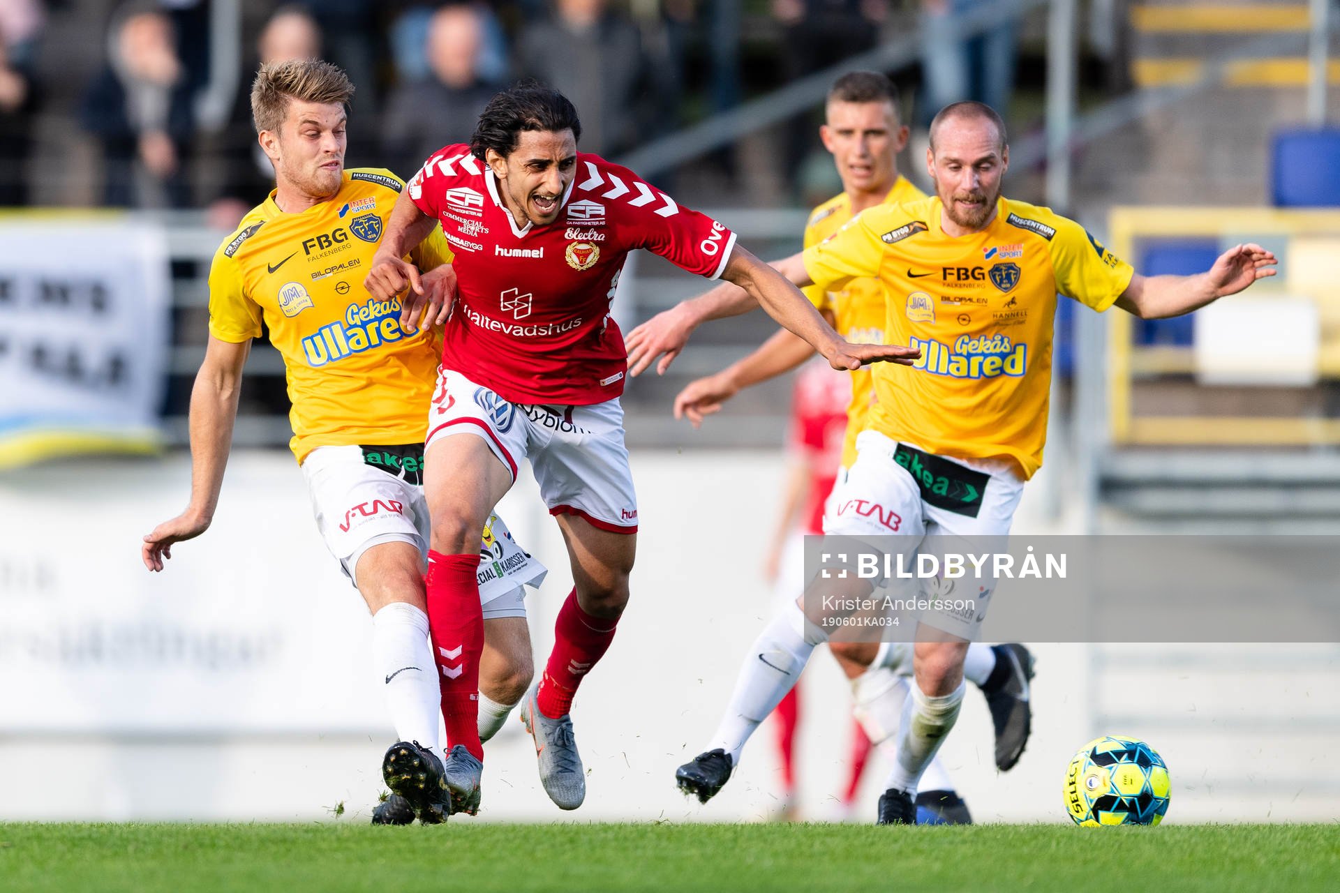 Falkenbergs Marcus Mathisen och Kalmars Mahmoud Eid under fotbollsmatchen i Allsvenskan mellan Falkenberg och Kalmar den 1 juni 2019 i Falkenberg.