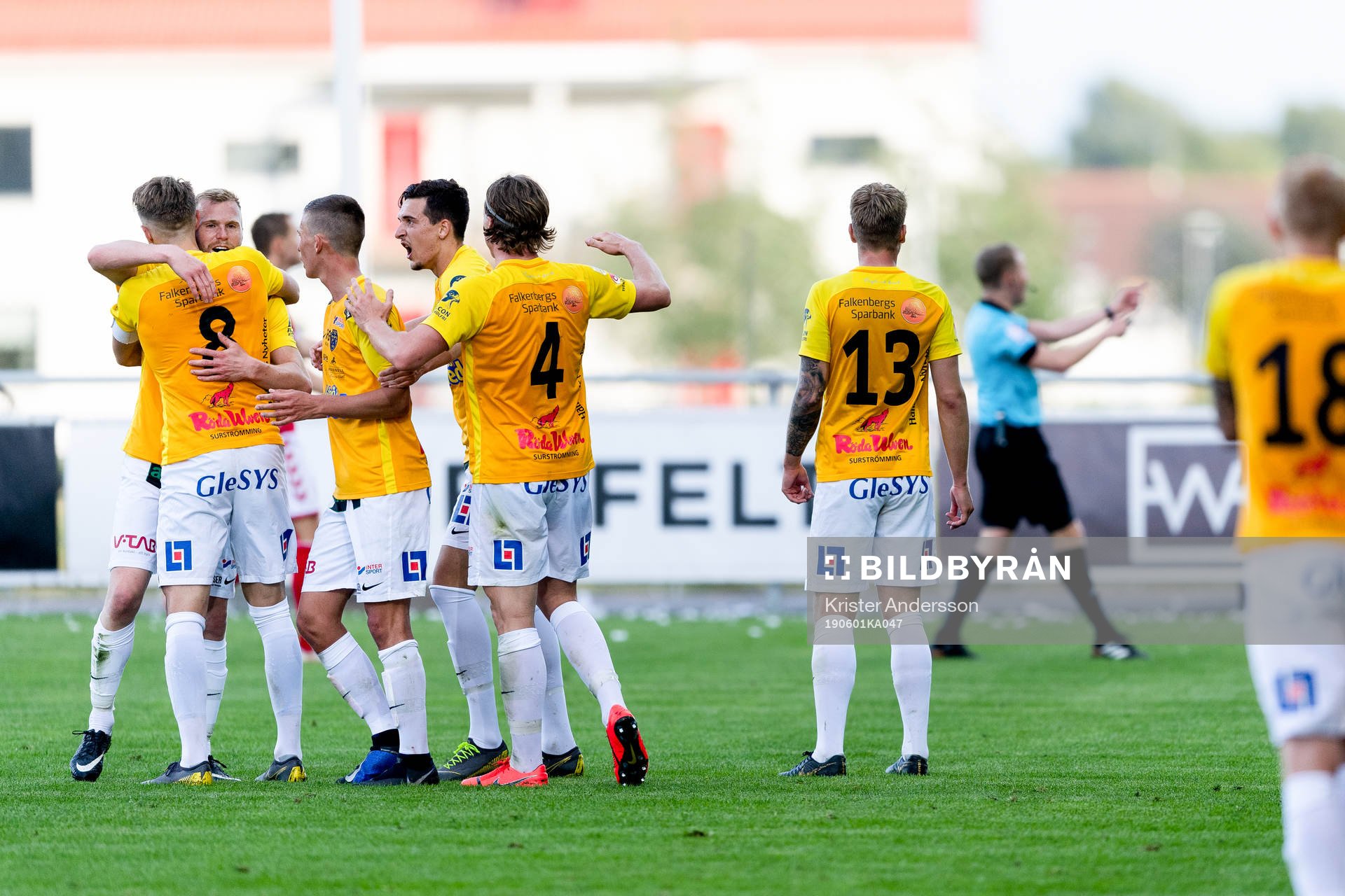 Falkenbergs spelare jublar efter mål som blir bortdömt för offside under fotbollsmatchen i Allsvenskan mellan Falkenberg och Kalmar den 1 juni 2019 i Falkenberg.