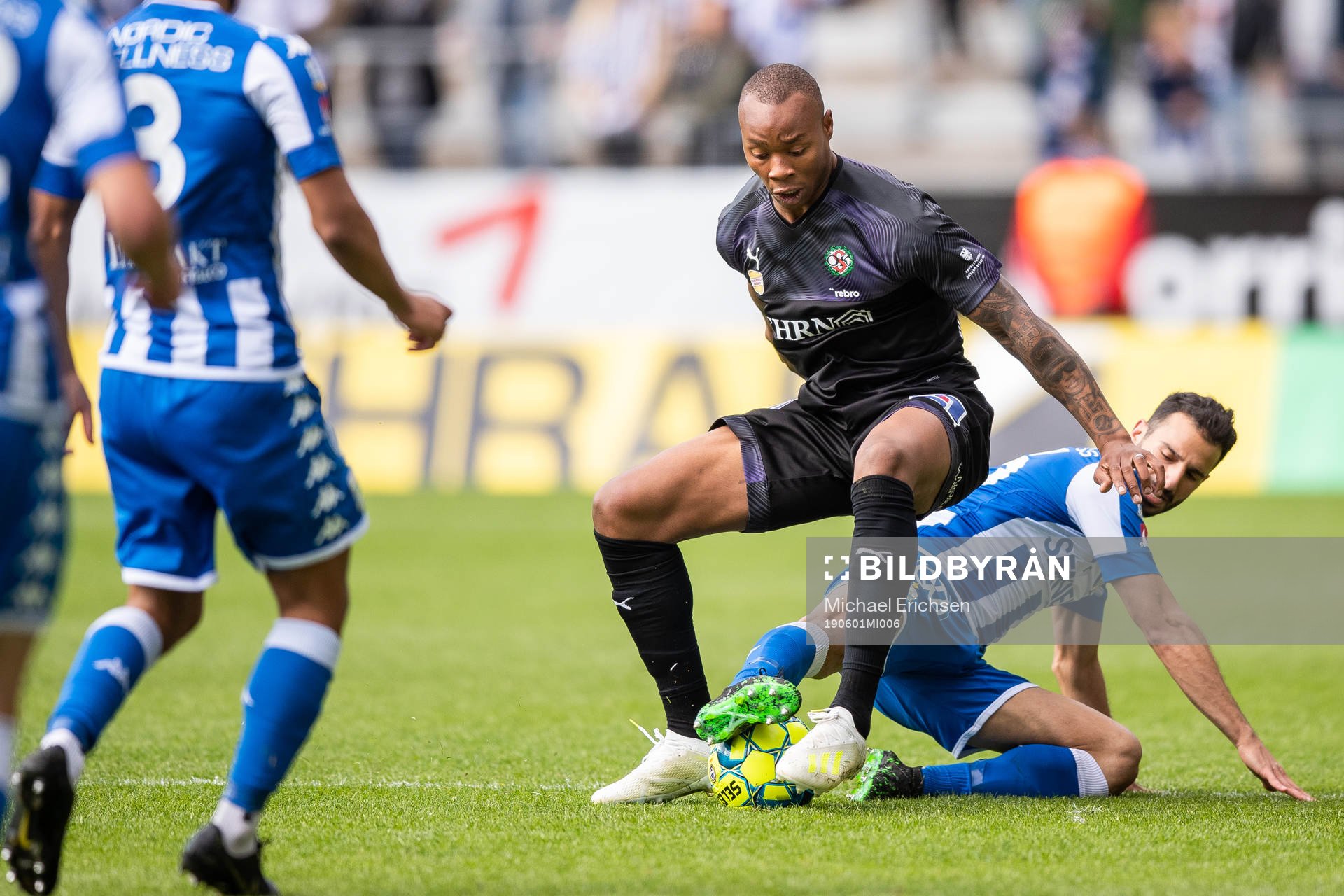 Örebros Carlos Strandberg och IFK Göteborgs André Calisir i kamp om bollen under fotbollsmatchen i allsvenskan mellan IFK Göteborg och Örebro den 1 juni 2019 i Göteborg.