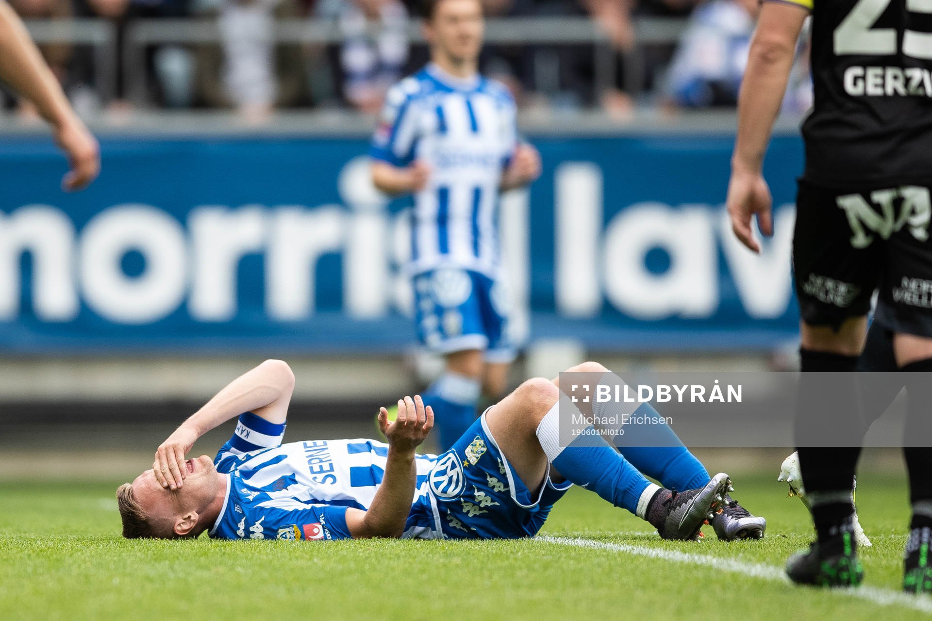 IFK Göteborgs Sebastian Ohlsson ligger ner