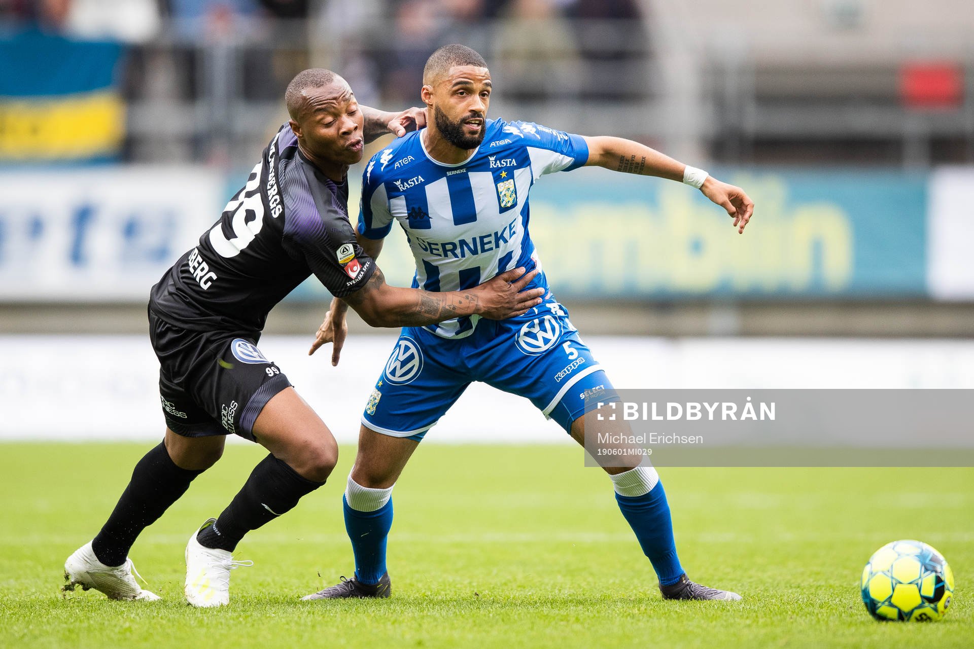Örebros Carlos Strandberg och IFK Göteborgs Kristopher Da Graca i kamp om bollen under fotbollsmatchen i allsvenskan mellan IFK Göteborg och Örebro den 1 juni 2019 i Göteborg.